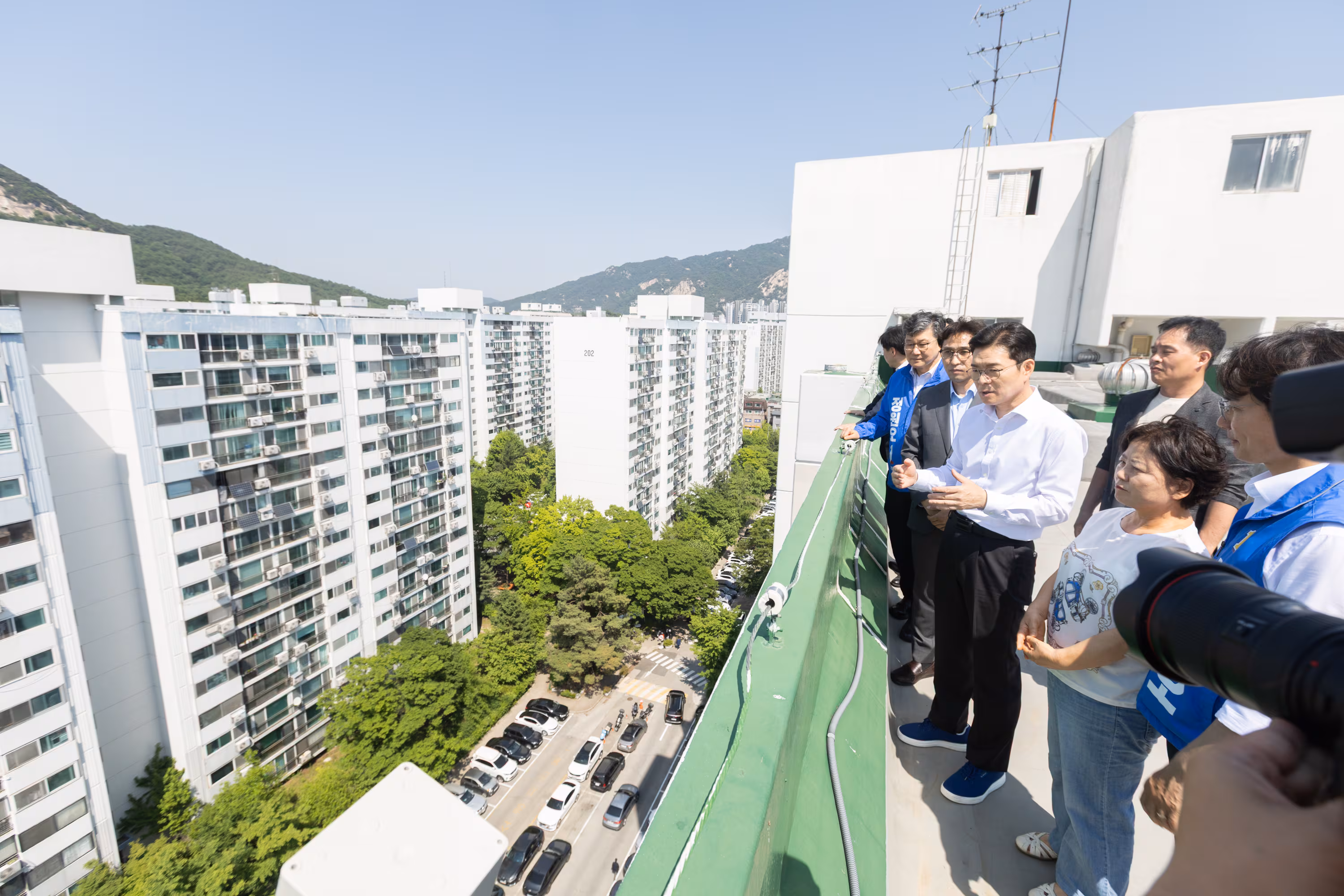 22일 정원오 더불어민주당 서울시장 후보가 서울시 노원구 상계보람아파트 옥상을 찾아 재개발, 재건축 상황을 점검했다./정원오 캠프