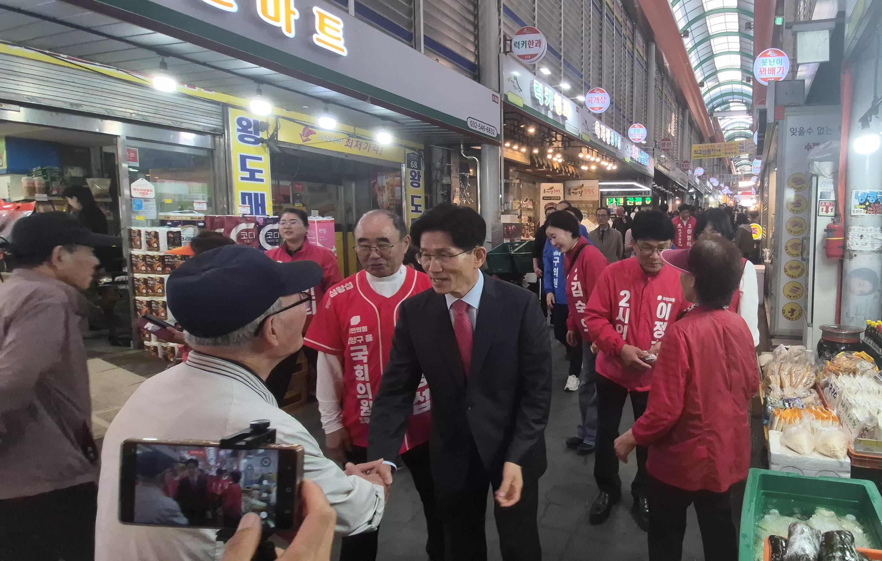 지난 대선에서 국민의힘 후보였던 김문수 전 고용노동부 장관이 12일 계양산전통시장에서 심왕섭 후보와 함께 주민들을 만나고 있다./인천=임희재 기자