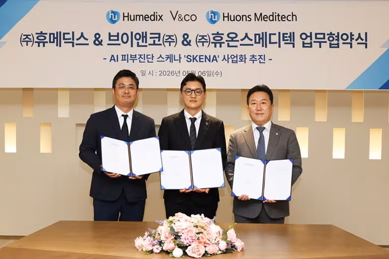 (왼쪽부터) 강민종 휴메딕스 대표, 최원석 브이앤코 대표, 하창우 휴온스메디텍 대표가 3자 업무 협약을 체결하고 있다. /휴온스그룹 제공