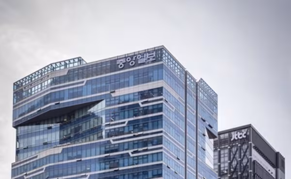 중앙그룹 중앙피앤아이와 중앙홀딩스가 각각 소유한 서울 마포구 중앙일보 빌딩(왼쪽)과 JTBC 빌딩. /중앙그룹 제공
