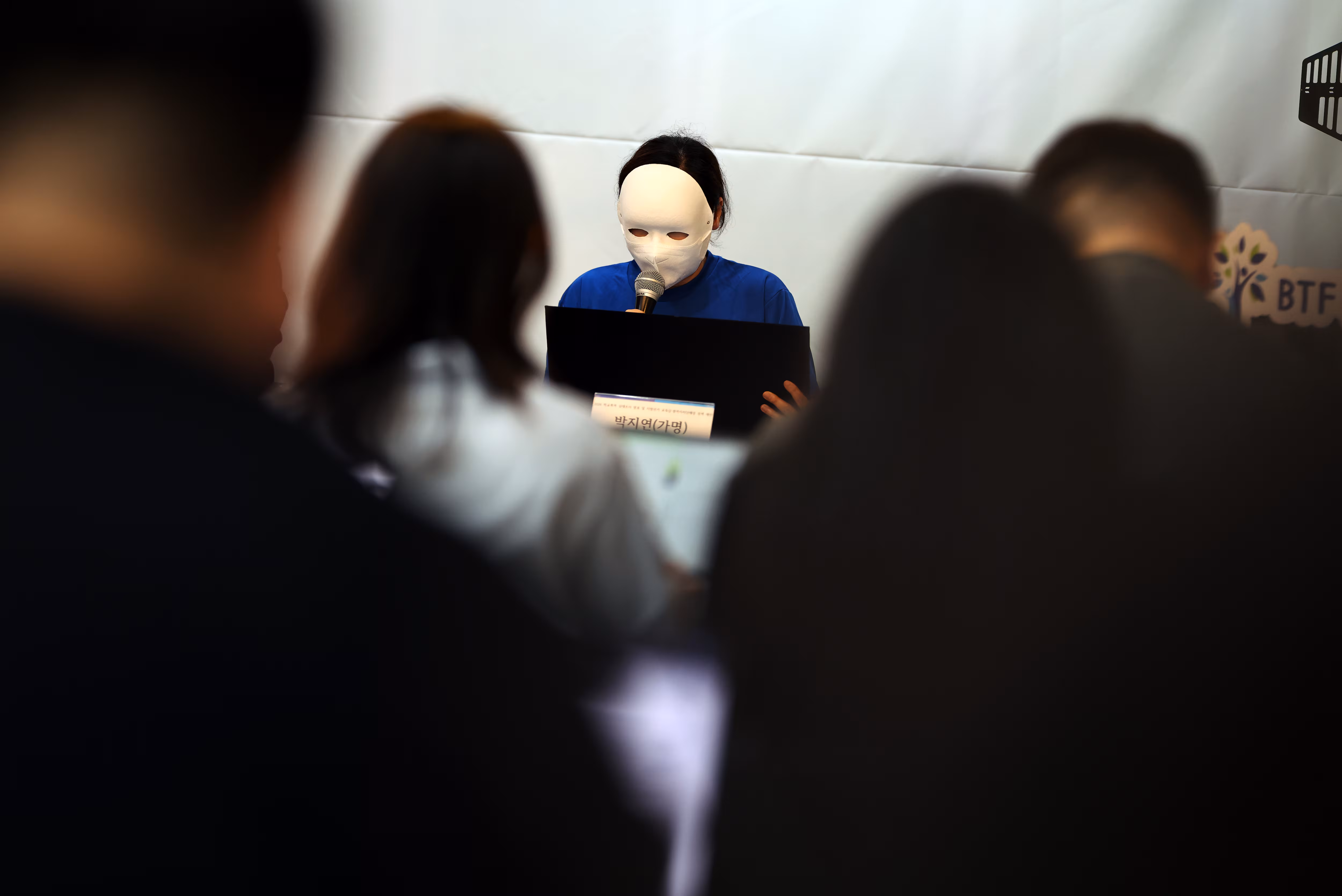 19일 서울 푸른나무재단에서 열린 2026 학교폭력 실태조사 기자간담회에서 한 피해학생 어머님이 발언하고 있다./연합뉴스 