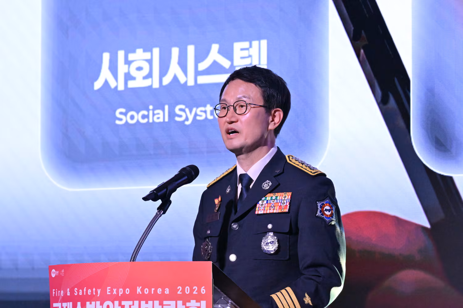 김승룡 소방청장이 지난 21일 대구 엑스코(EXCO)에서 열린 ‘2026 국제소방안전박람회’에 참석해 기조연설을 하고 있다. /소방청 제공