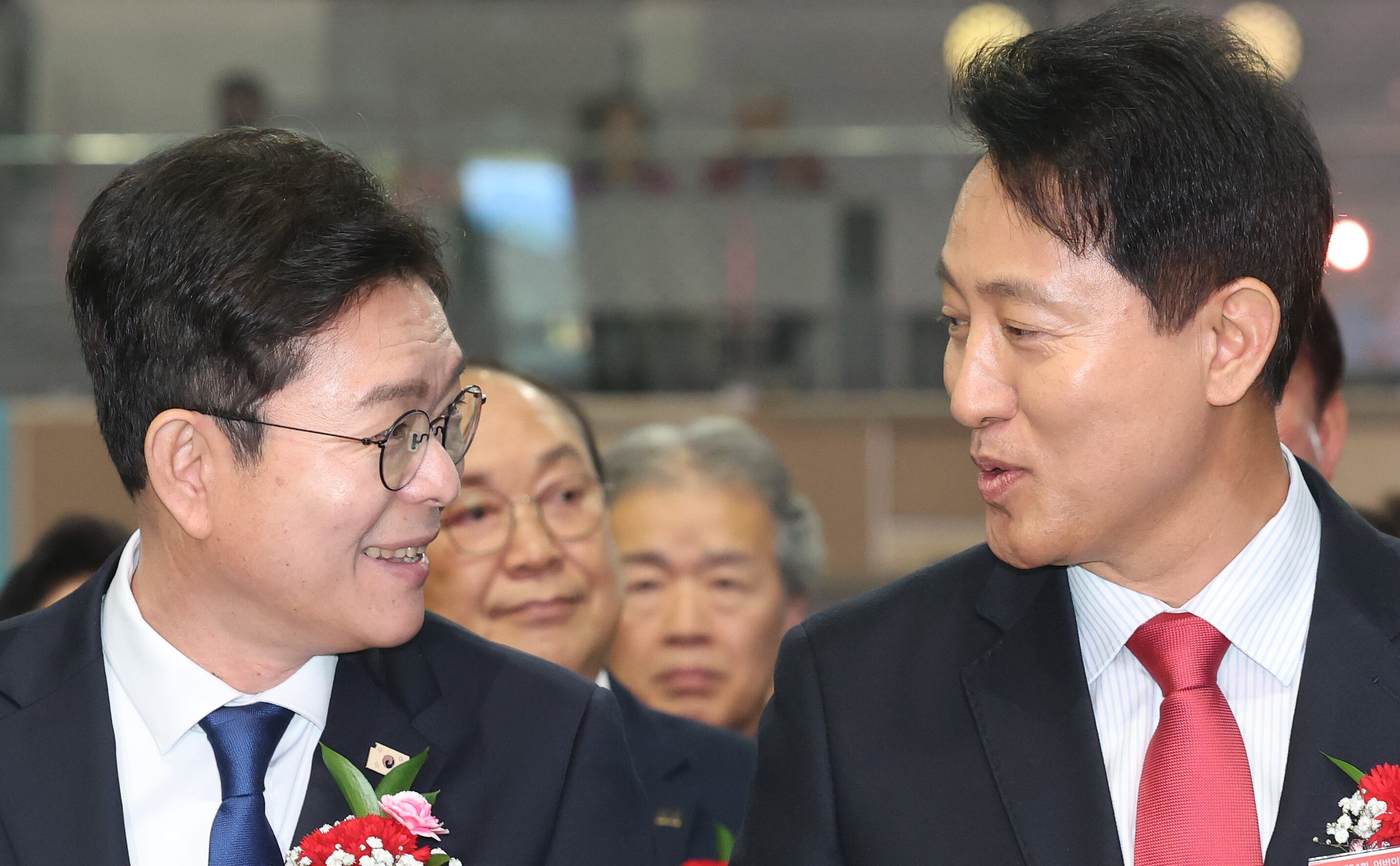 정원오 더불어민주당 서울시장 후보와 오세훈 국민의힘 서울시장 후보가 6일 서울 중구 장충체육관에서 열린 대한노인회 서울시연합회 제54회 어버이날 기념행사에서 대화를 나누고 있다./뉴스1