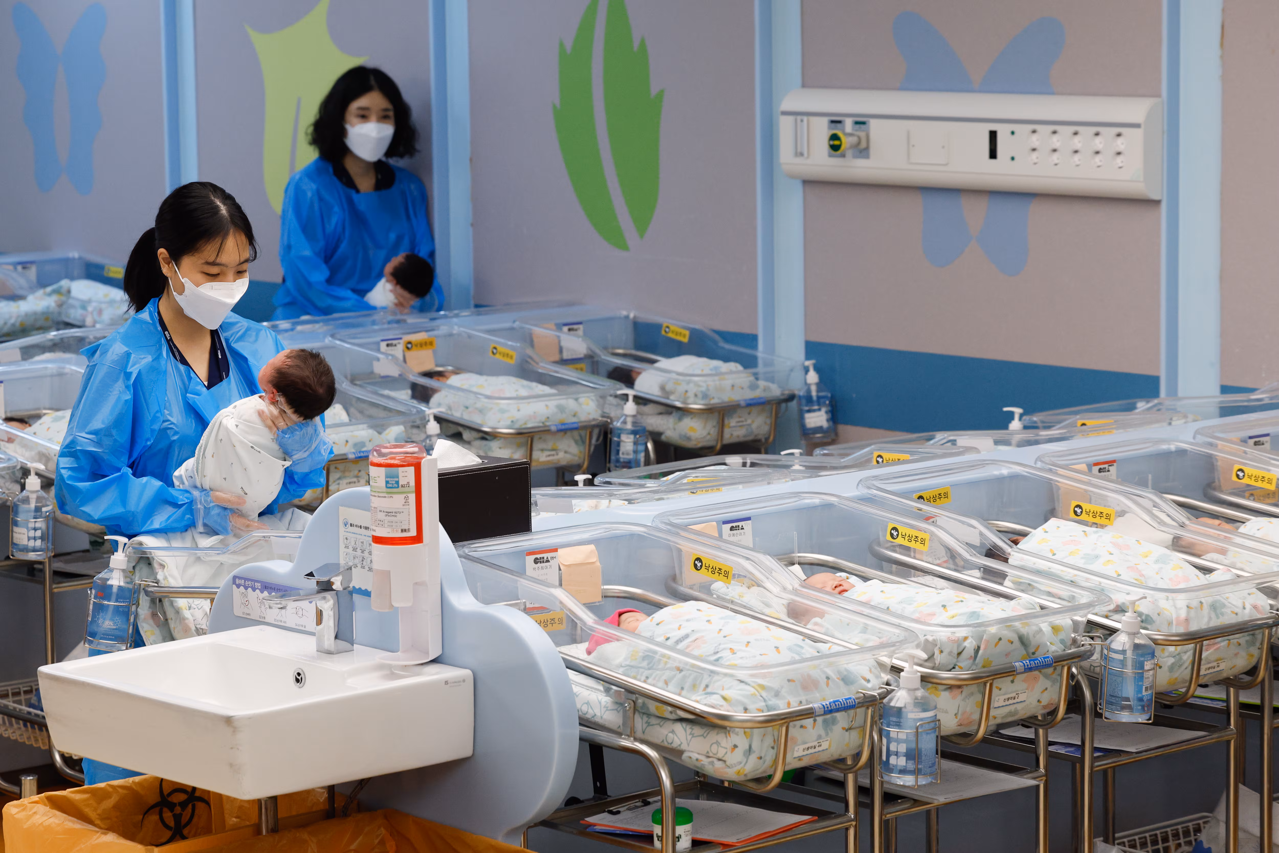 4월 22일 경기 고양시 차의과학대학교 일산차병원 신생아실에서 간호사들이 신생아를 돌보고 있다./뉴스1