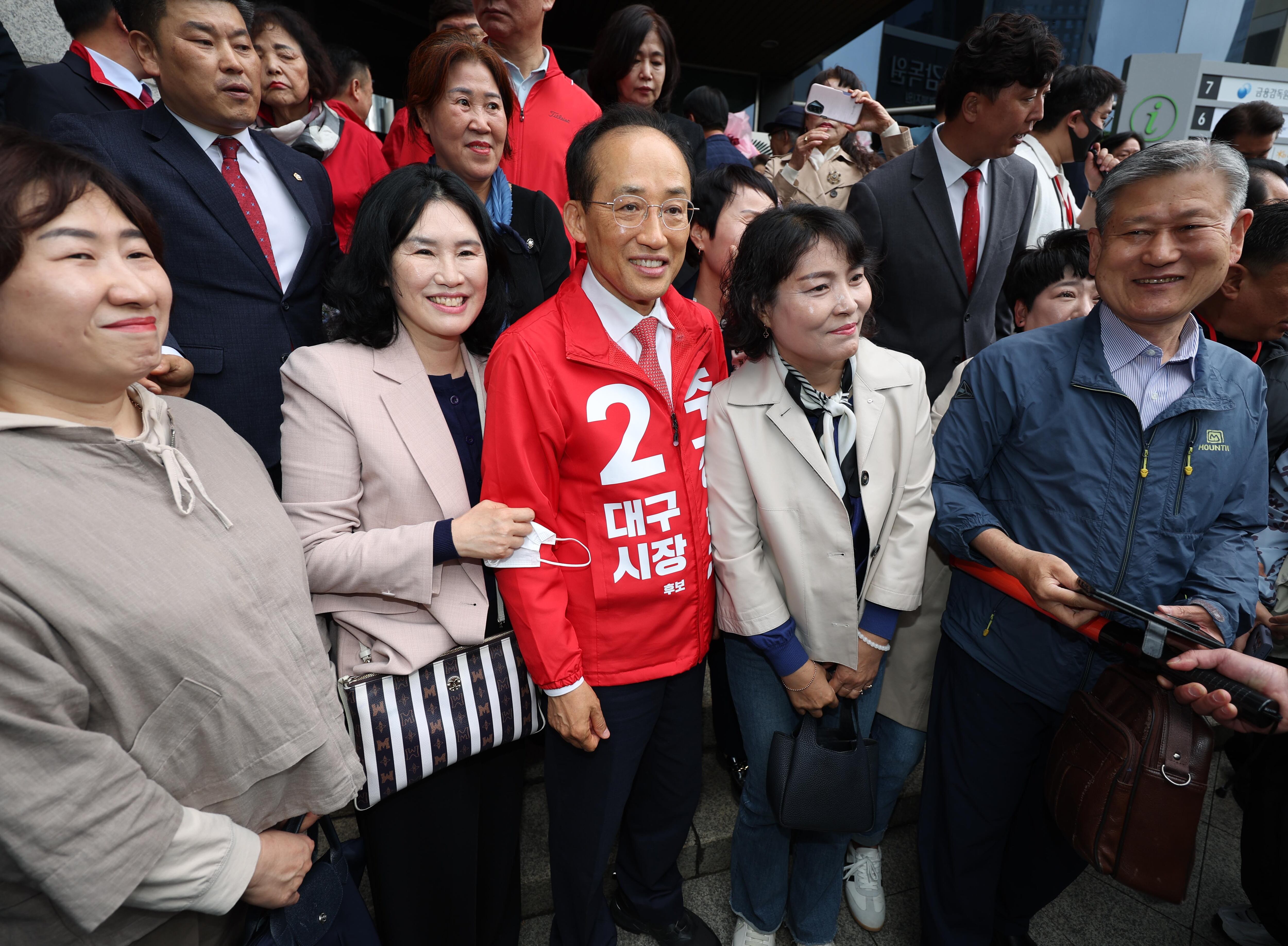 추경호 국민의힘 대구시장 후보가 선거사무소 개소식에서 지지자들과 인사하고 있다. /연합뉴스