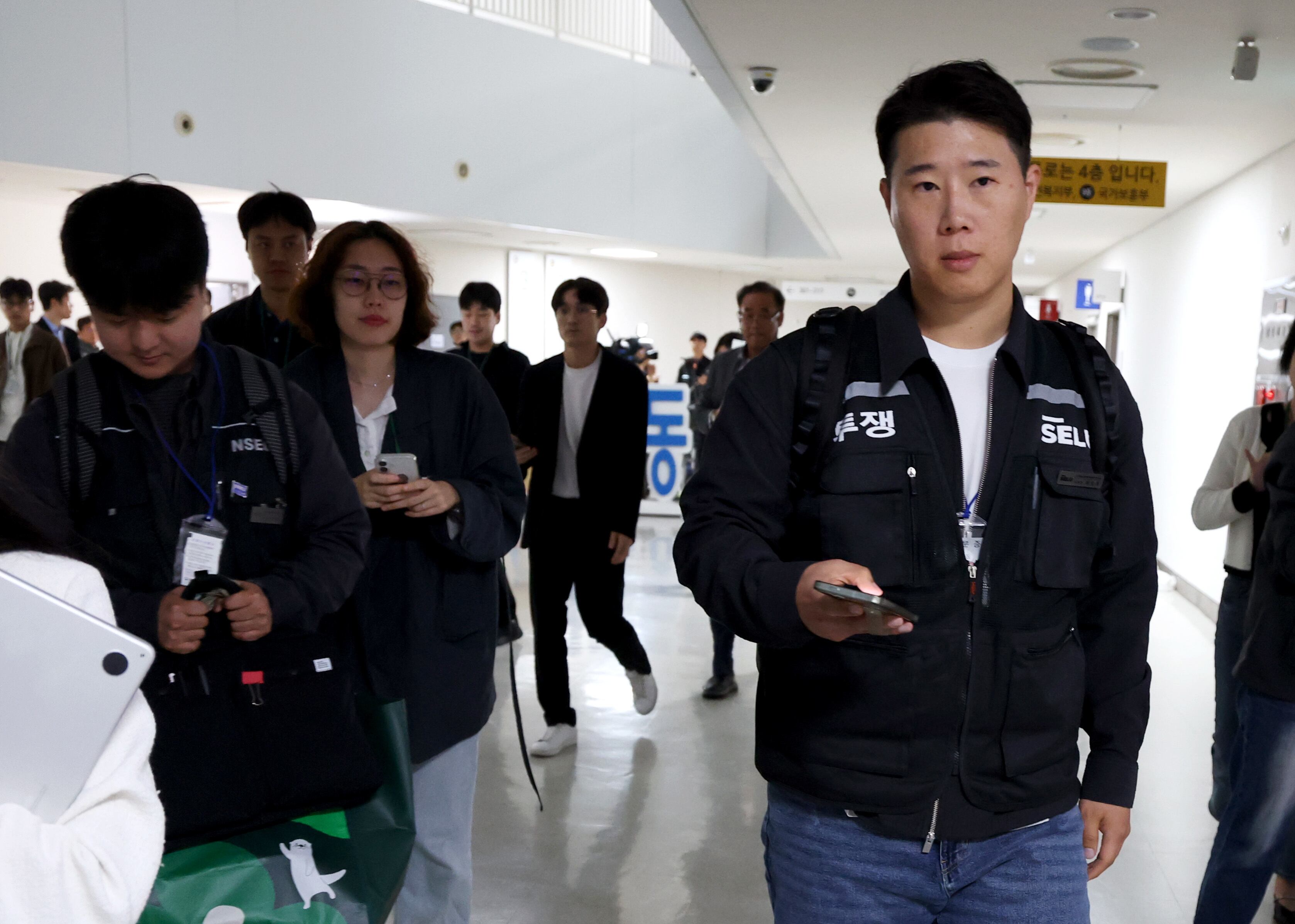 최승호 초기업노조 삼성전자지부 위원장과 교섭대표들이 지난 13일 새벽 세종시 정부세종청사 중앙노동위원회에서 열린 사후조정 회의가 최종 결렬되자 협상장을 떠나고 있다. /뉴스1
