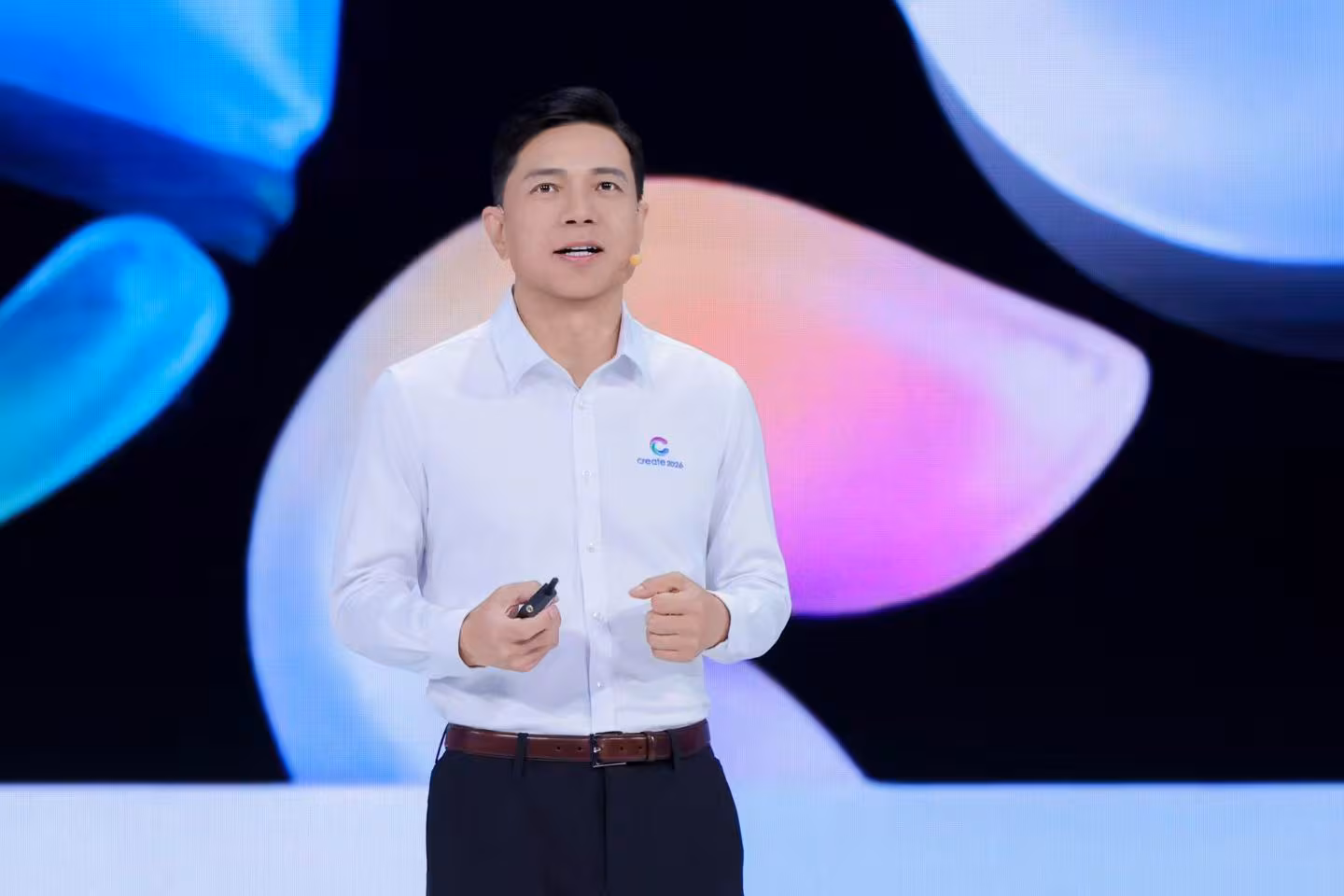 리옌훙 바이두 창업자 겸 최고경영자(CEO)가 13일 오전 베이징 국가회의센터에서 개막한 '크리에이트 2026'에서 AI 에이전트 시대 청사진을 발표하고 있다. /바이두 제공