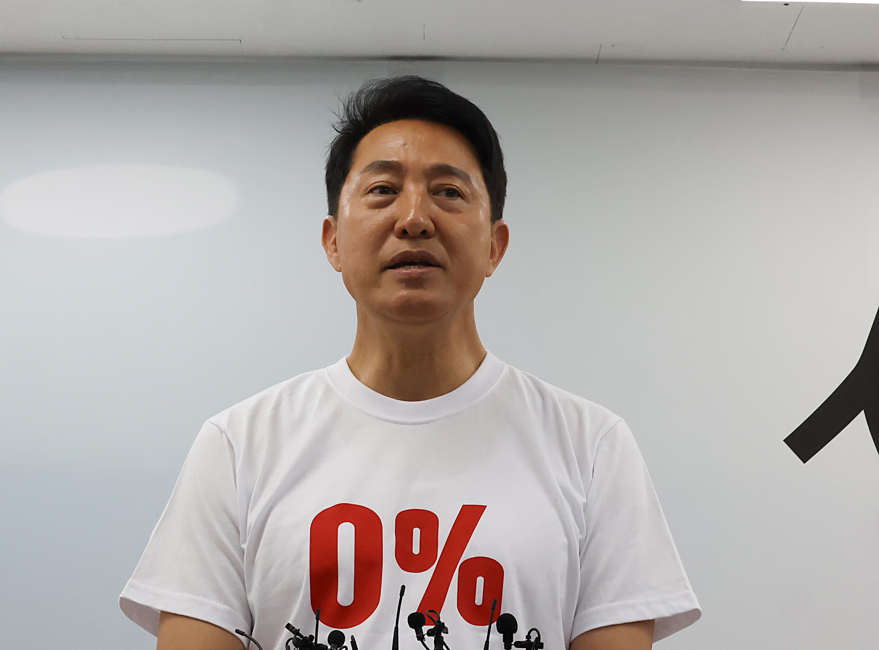 국민의힘 오세훈 서울시장 후보가 26일 서울 종로구 선거캠프에서 도시철도 공약을 발표하며 재임기간동안 지하철 스크린도어 설치로 사고율 0%를 강조하는 옷을 보여주고 있다./ 연합뉴스