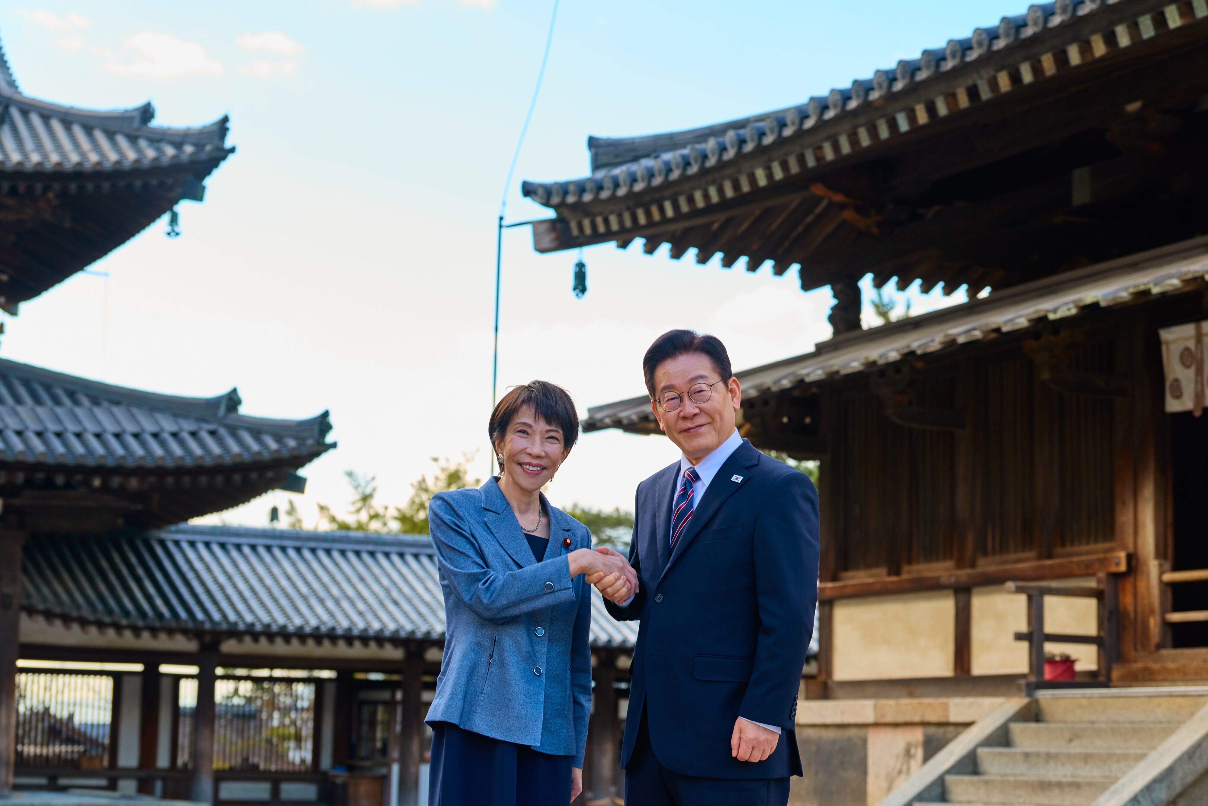 이재명 대통령과 다카이치 사나에 일본 총리가 지난 1월 14일 일본 나라현 호류지를 방문해 기념촬영을 하고 있다./뉴스1
