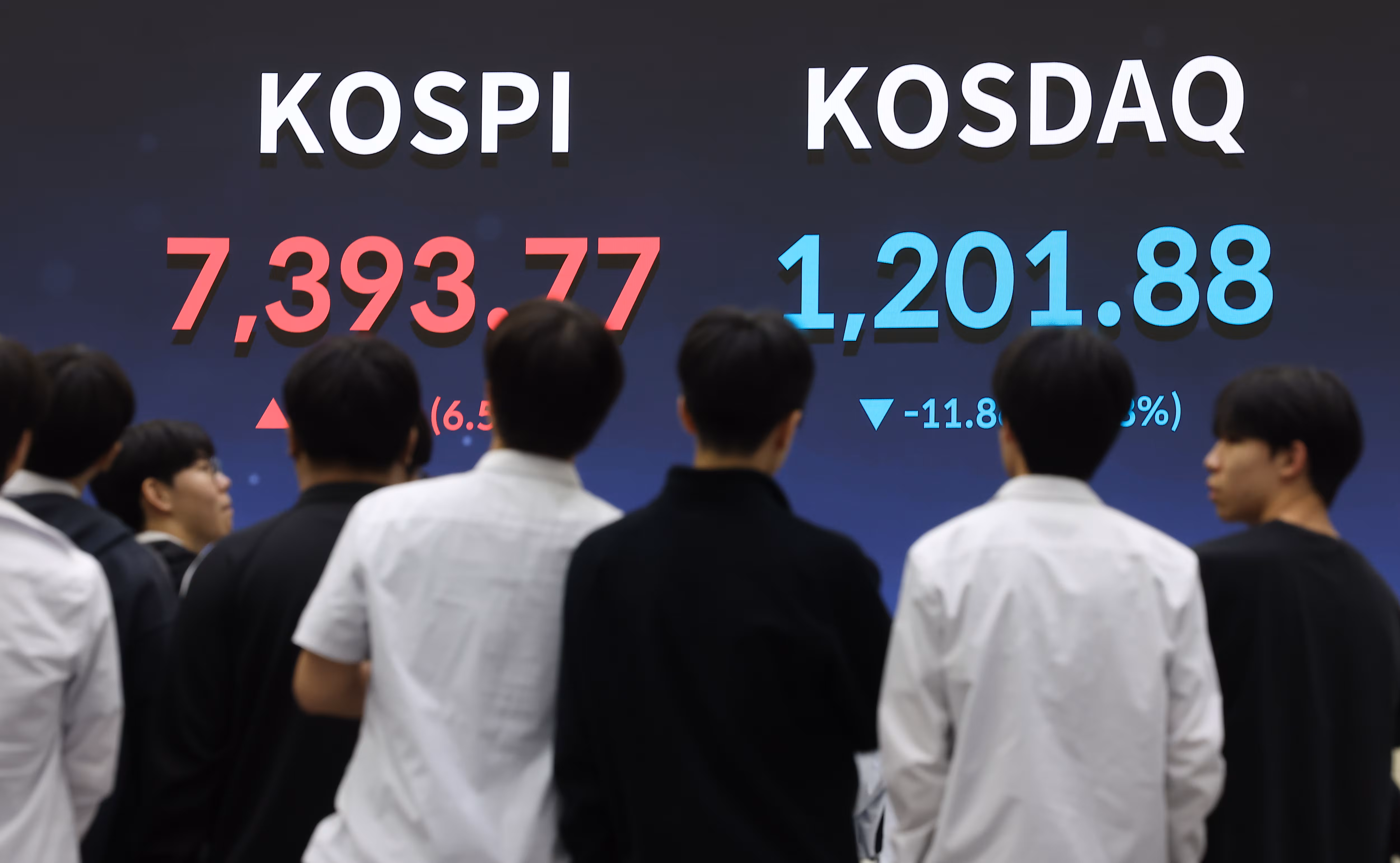 서울 영등포구 한국거래소 서울사무소에 코스피와 코스닥 지수가 표시돼 있다. /연합뉴스