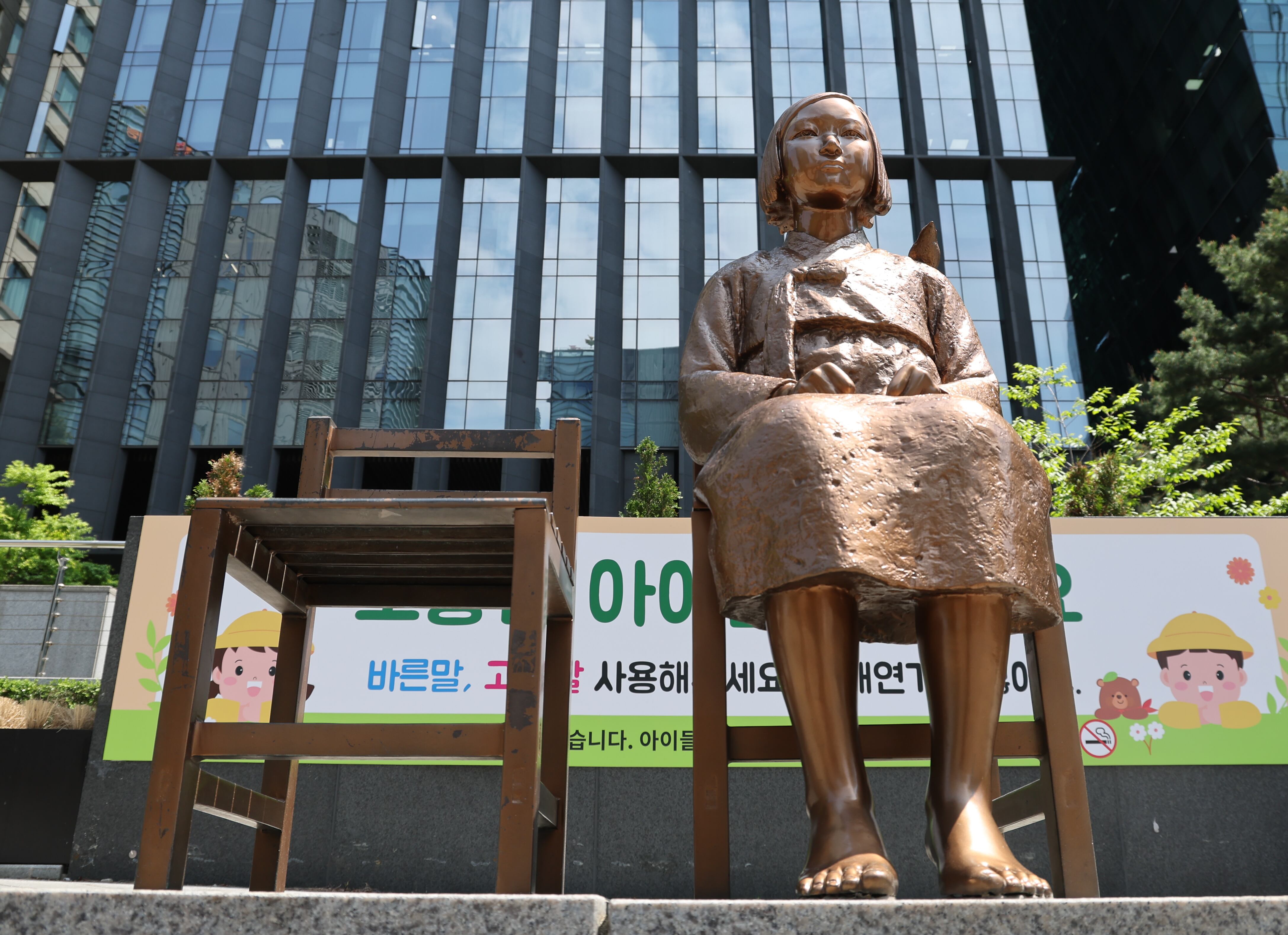 서울 종로구 옛 주한 일본대사관 앞 평화의 소녀상 주변 바리케이드가 전면 철거돼 있다./뉴스1