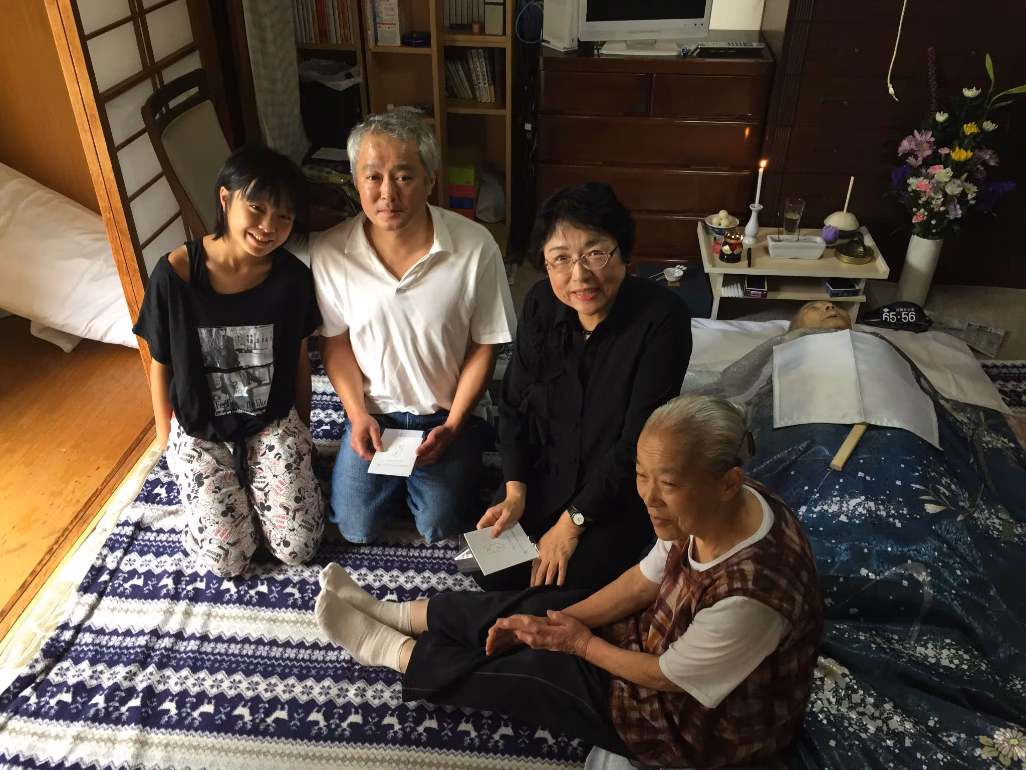 ▲집은 환자가 아닌 나로 존재하는 상징적인 공간이다. 다큐멘터리 ‘어쩌면 일어날지도 몰라 기적’에 나온 생선가게 유리짱 가족.