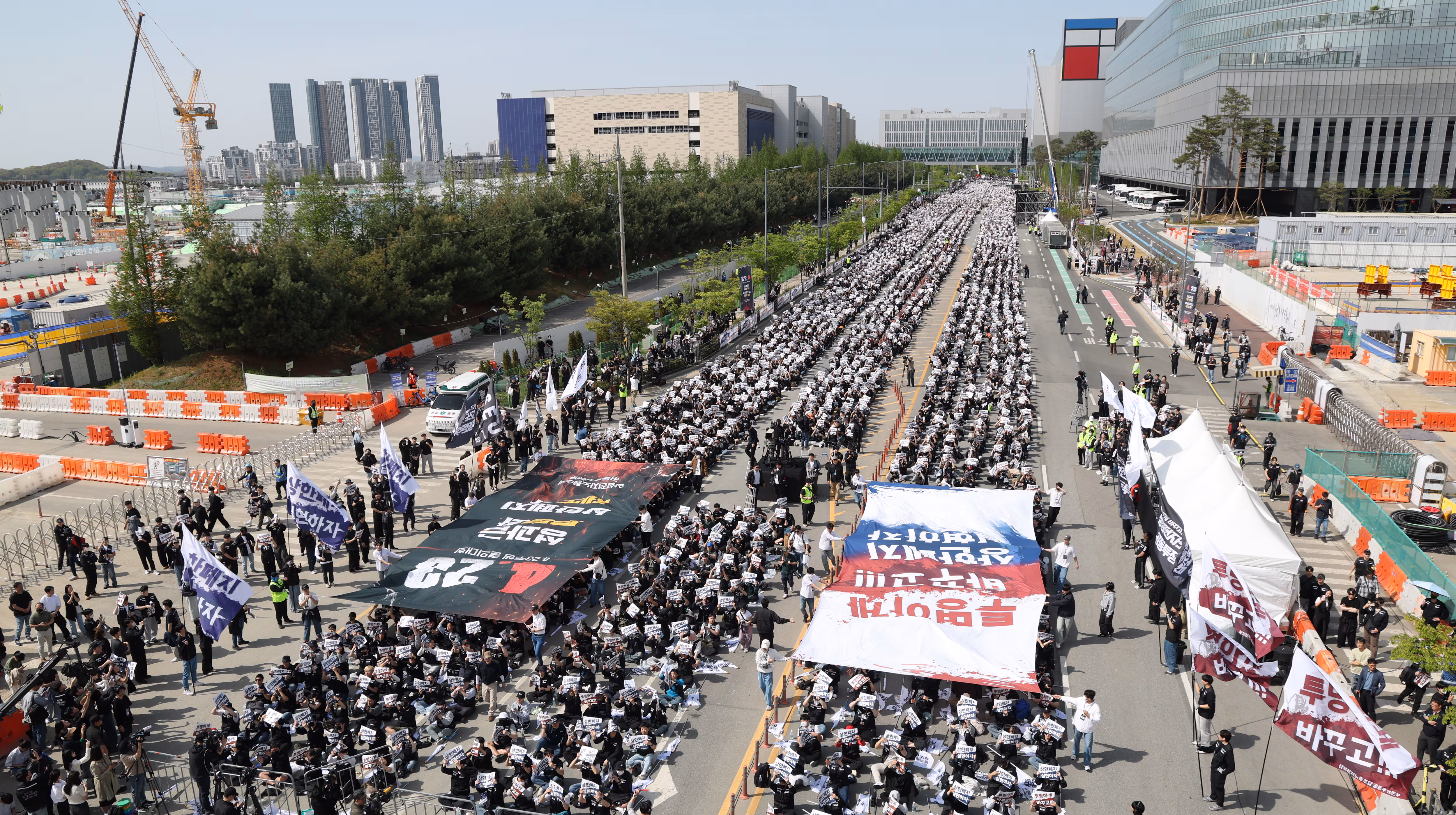 지난달 23일 경기 평택시 삼성전자 평택캠퍼스 앞에서 열린 삼성전자 노동조합 공동투쟁본부의 투쟁 결의대회에서 조합원들이 구호를 외치고 있다./연합뉴스