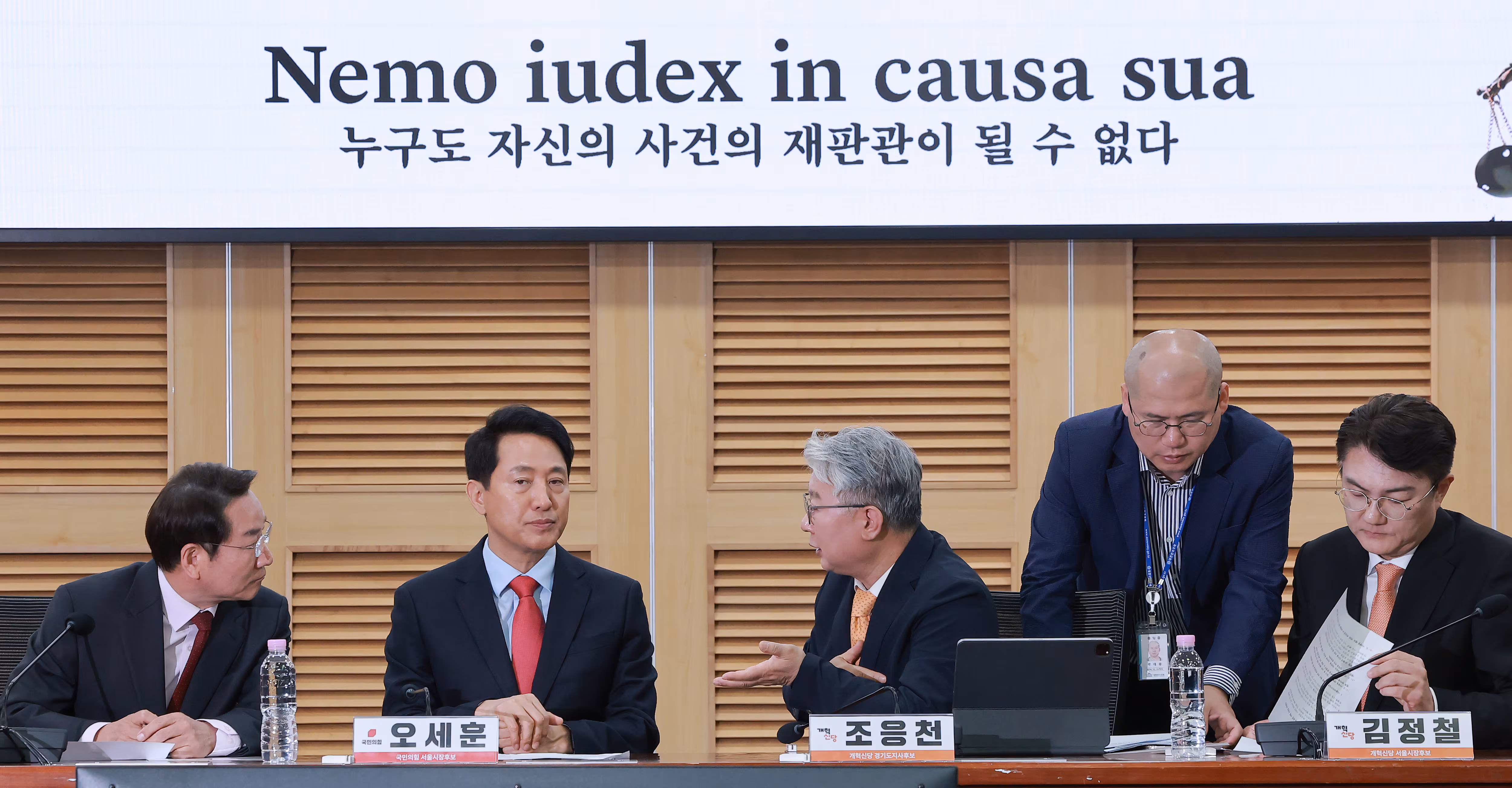 국민의힘 오세훈 서울시장 후보와 개혁신당 조응천 경기도지사 후보가 4일 국회 의원회관에서 더불어민주당이 추진하는 '윤석열 정부 조작 수사·기소 의혹 특검법안'에 대한 대응 방안을 논의하기 위해 회동하고 있다. 왼쪽은 국민의힘 유정복 인천시장 후보, 오른쪽은 개혁신당 김정철 서울시장 후보./연합뉴스
