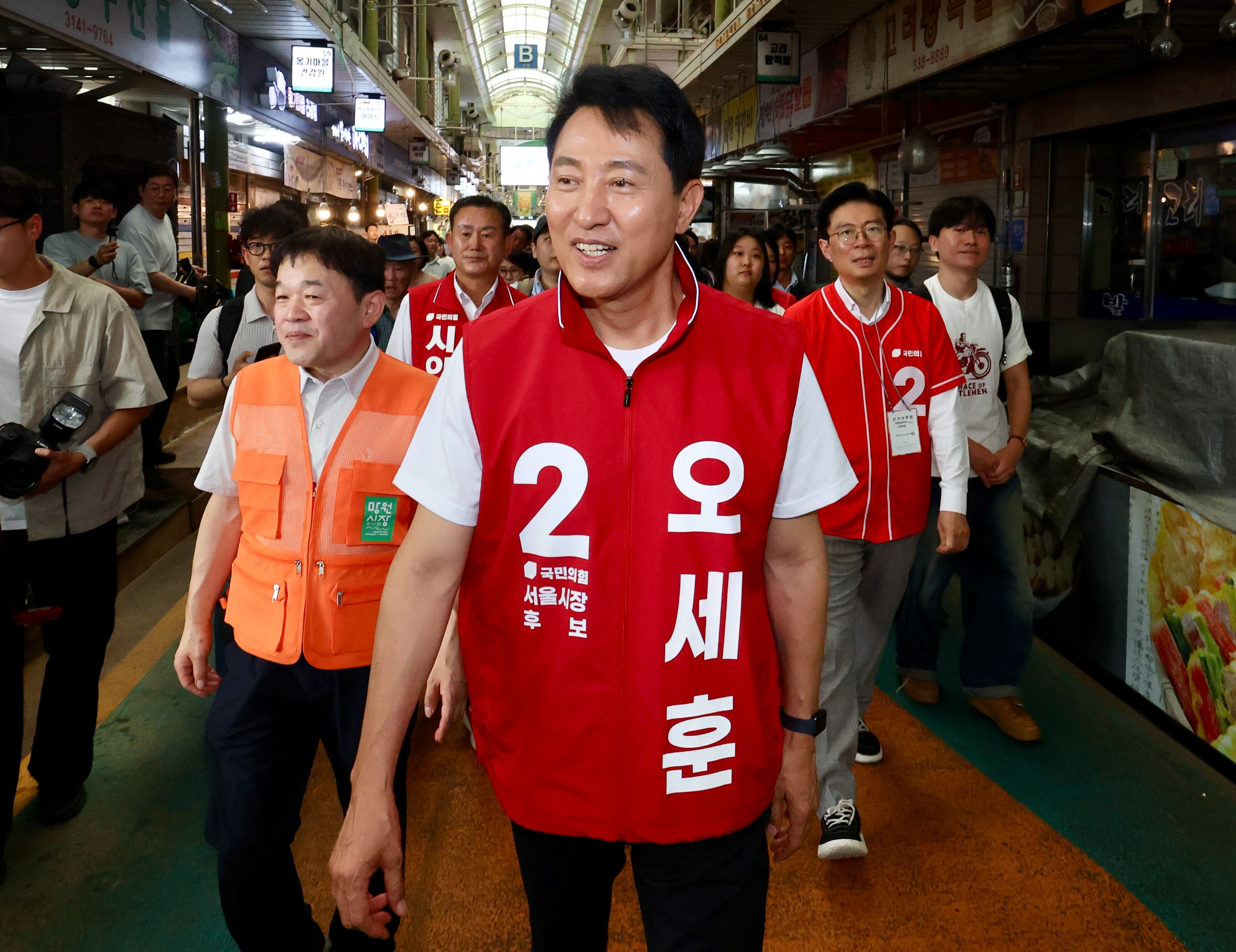오세훈 국민의힘 서울시장 후보가 26일 오전 서울 마포구 망원시장에서 도보유세를 하고 있다./ 뉴스1