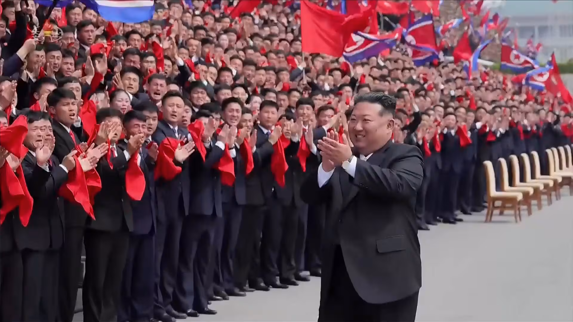 김정은 북한 국무위원장이 지난 2일 노동당 외곽 청년단체인 사회주의애국청년동맹(청년동맹) 제11차대회의 참가자들을 만나 기념사진을 찍었다고 조선중앙TV가 3일 보도했다. /조선중앙TV 화면·연합뉴스