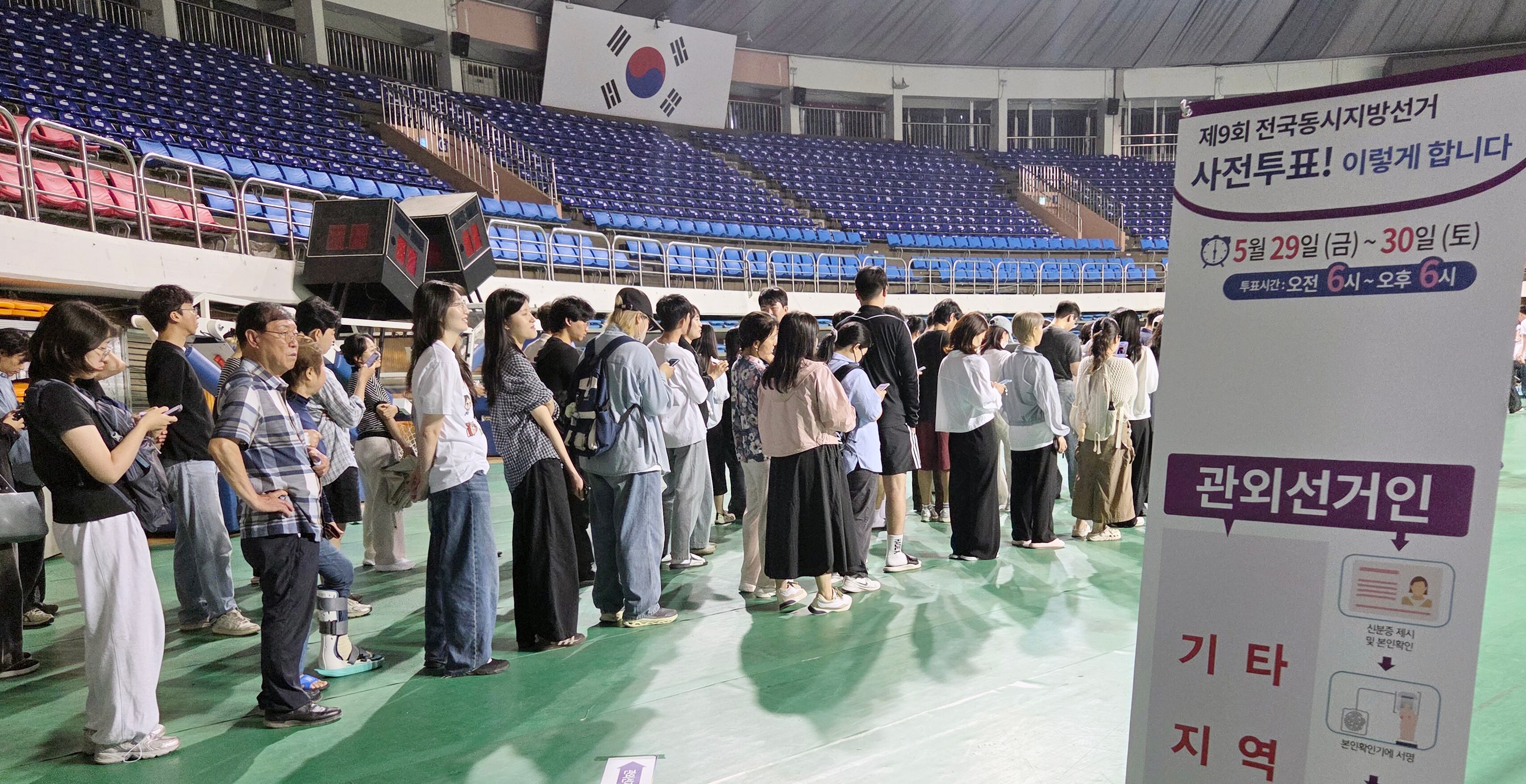 제9회 전국동시지방선거 사전투표 첫날인 29일 전북 전주시 전주실내체육관에 마련된 사전투표소를 찾은 유권자들이 투표를 하기 위해 차례를 기다리고 있다./뉴스1 