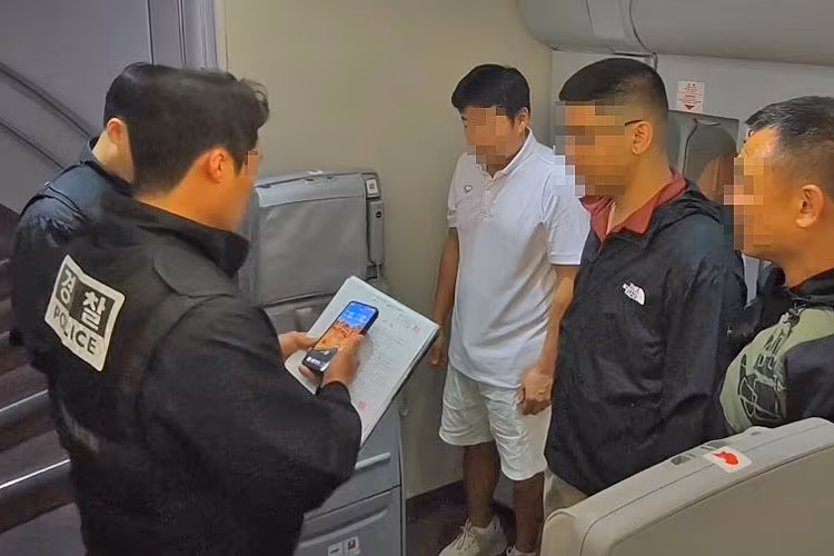 경찰이 '마약왕' 박왕열에게 마약류를 공급한 혐의를 받는 최모씨에게 한국 송환 비행기에서 체포영장을 집행하고 있다./경찰청