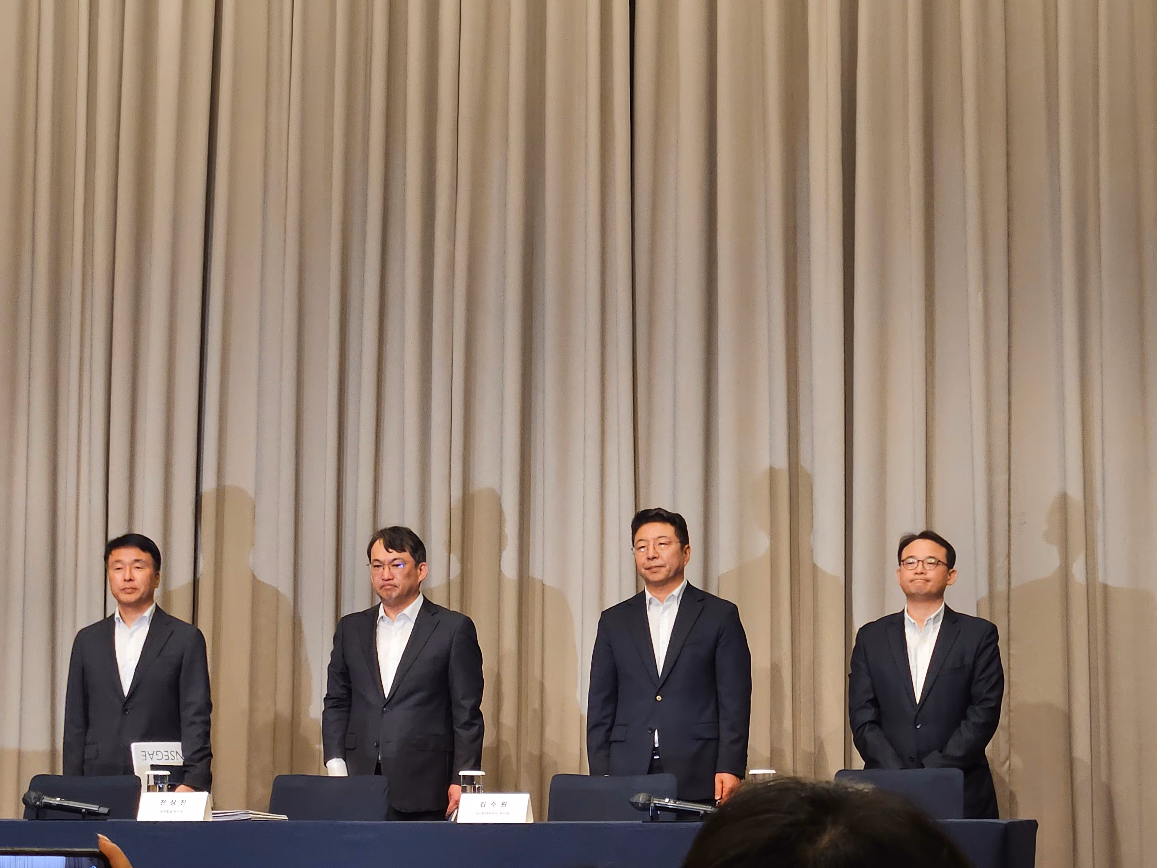 26일 서울 강남구 조선팰리스 호텔에서 신세계그룹 임원들이 진상조사 결과 발표에 앞서 인사하고 있다. 이규봉(왼쪽부터) 신세계그룹 경영지원총괄 전무, 전상진 경영총괄 부사장, 김수완 대외협력본부장 부사장, 양종환 감사팀장 상무. /정재훤 기자