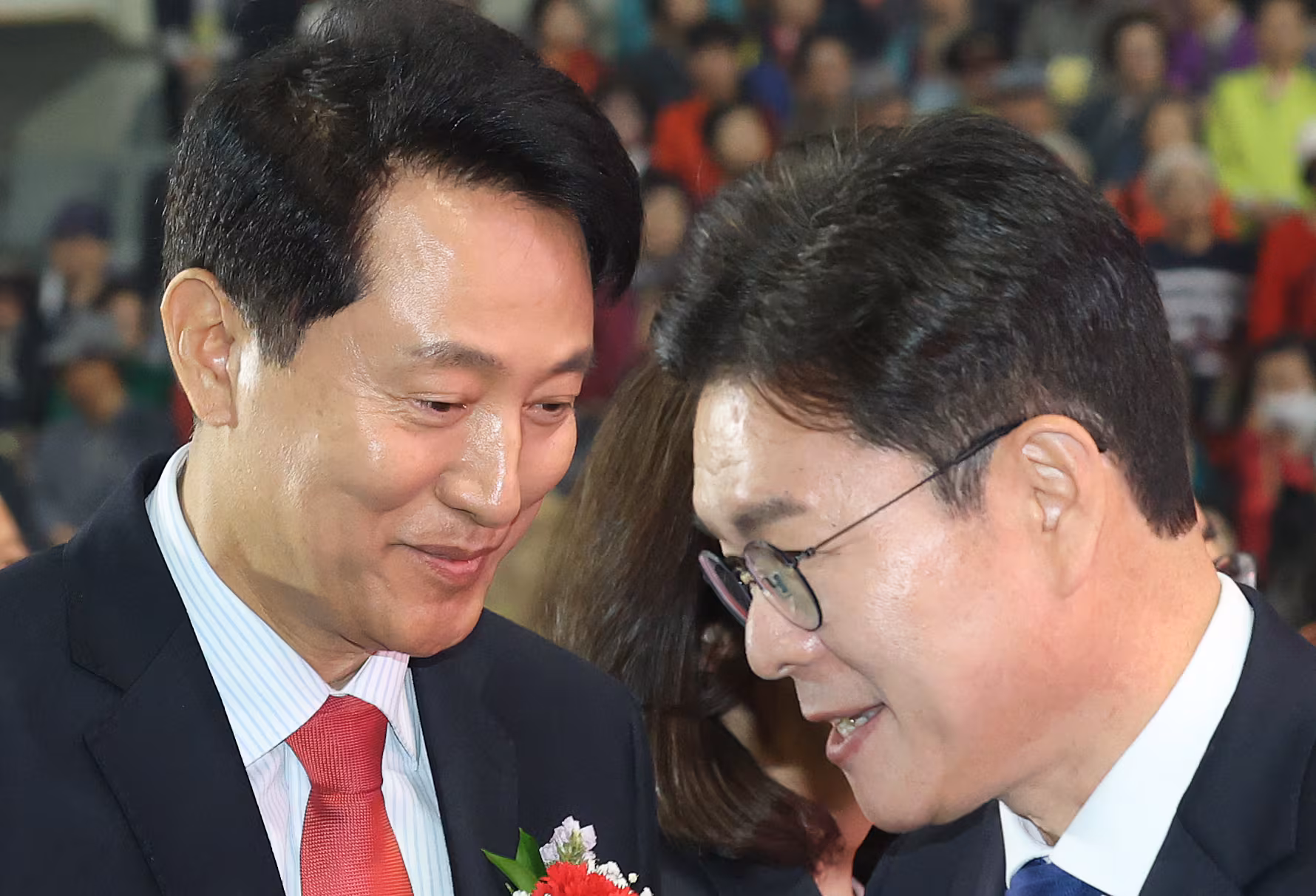 정원오 더불어민주당 서울시장 후보와 오세훈 국민의힘 서울시장 후보가 6일 서울 중구 장충체육관에서 열린 대한노인회 서울시연합회 제54회 어버이날 기념행사에 나란히 참석해 인사를 나누고 있다./뉴스1