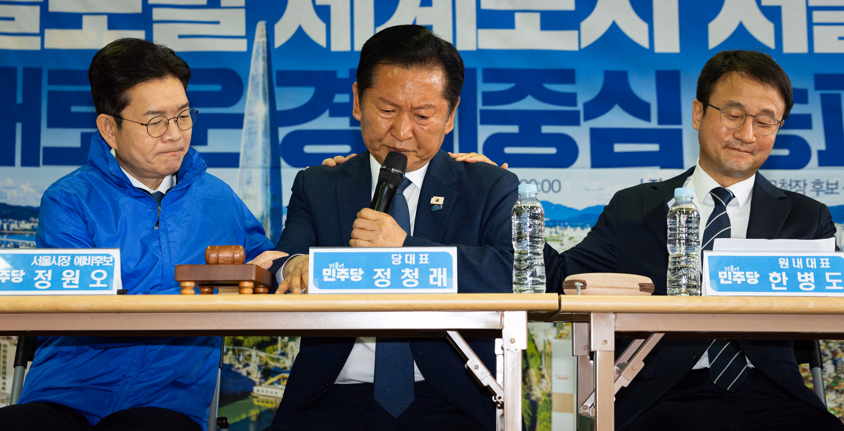8일 서울 송파구 조재희 더불어민주당 송파구청장 후보 선거사무소에서 열린 현장최고위원회의에서 정청래 대표가 노상원 수첩 관련 발언 중 울먹이자 정원오 서울시장 후보(왼쪽)와 한병도 원내대표가 위로하고 있다. /뉴스1