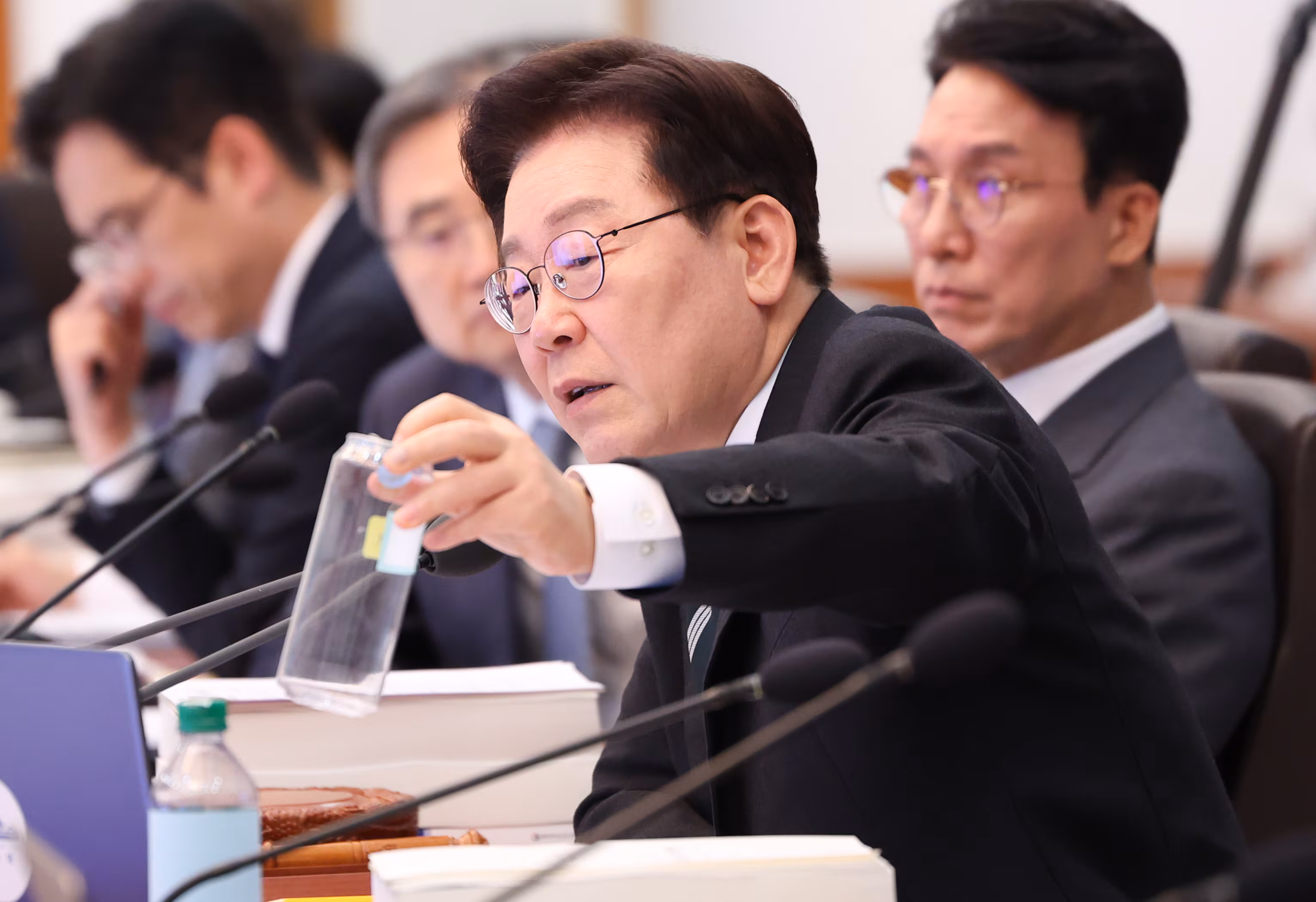 이재명 대통령. 사진은 지난달 28일 청와대에서 열린 제18회 국무회의 겸 제6차 비상경제점검회의에서 김성환 기후에너지환경부 장관 발언 때 캔시머(PET캔)용기를 보고 있는 모습. /뉴스1