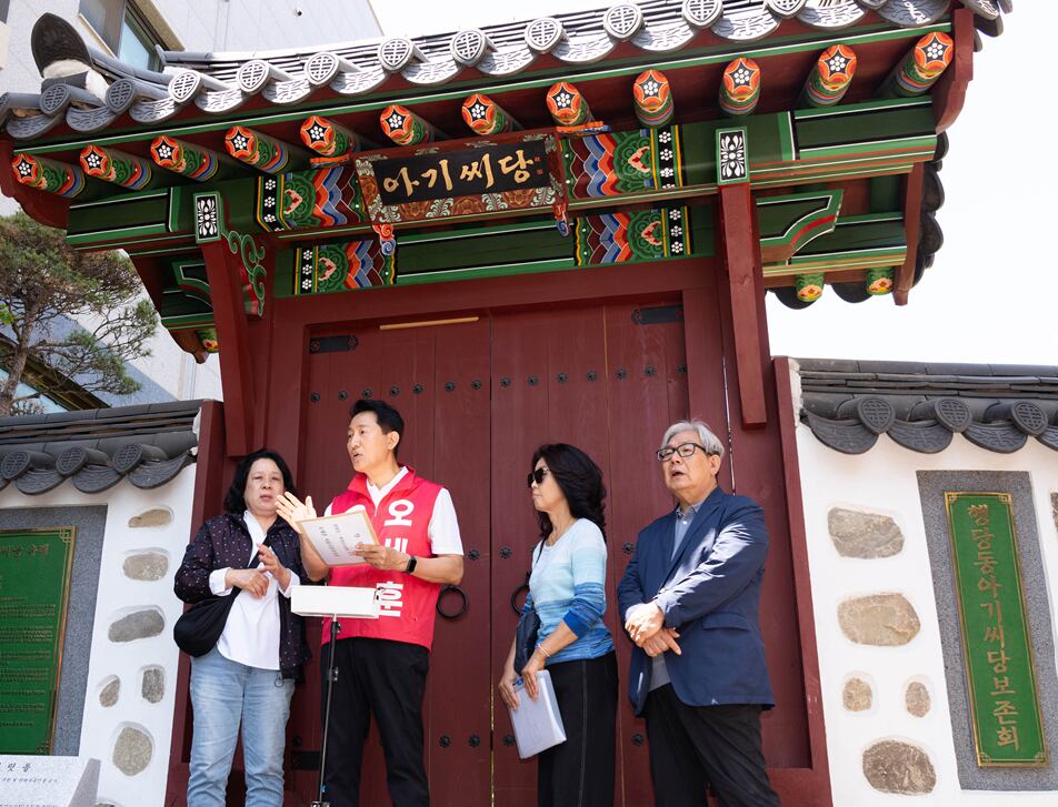 오세훈 국민의힘 서울시장 후보가 22일 서울 성동구에서 정원오 더불어민주당 후보의 '아기씨굿당' 논란과 관련한 '행당7구역 아기씨굿당 피해주민 현장간담회'를 진행하고 있다./ 오세훈 선거사무소 제공
