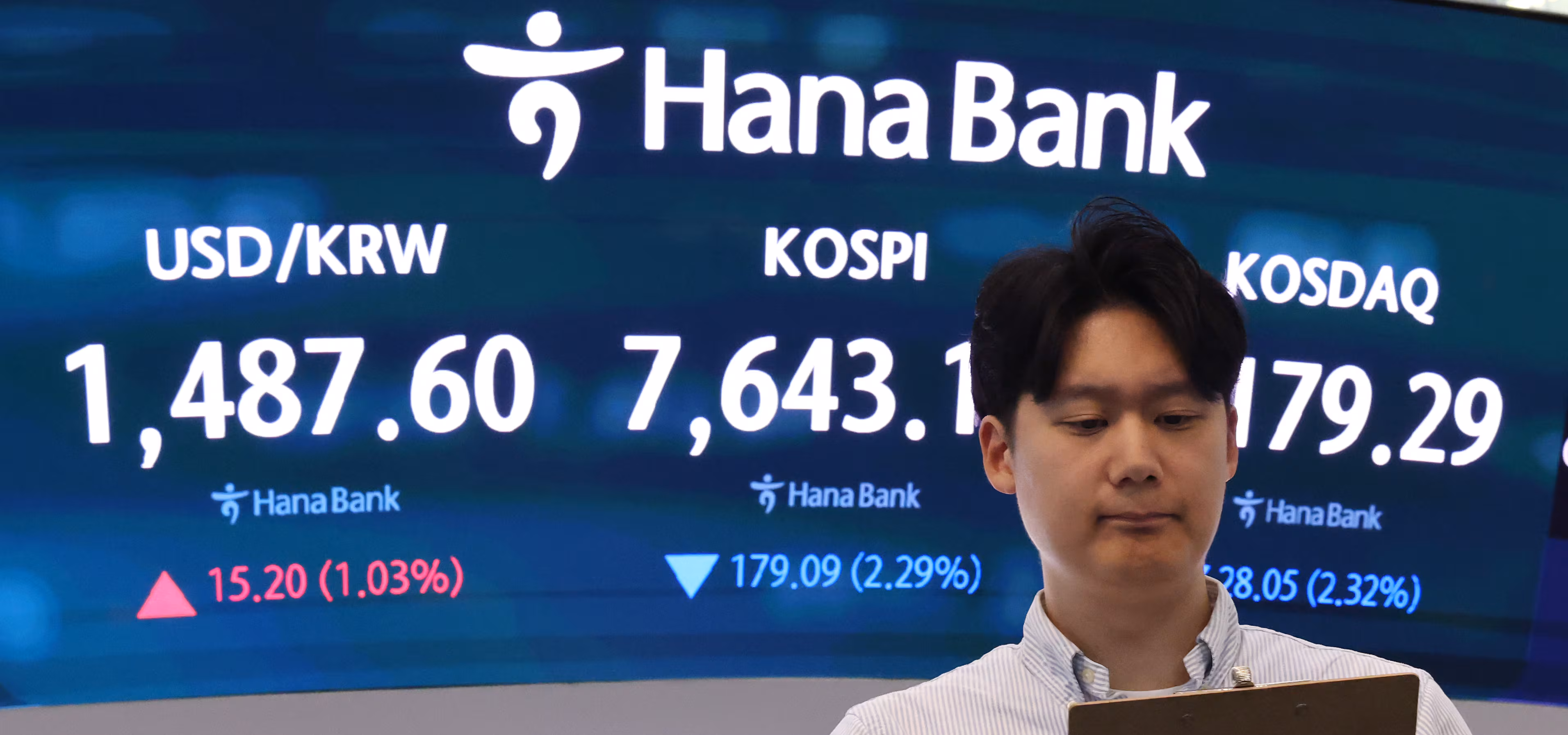12일 오후 서울 중구 하나은행 본점 딜링룸 전광판에 코스피 지수 등 종가가 표시되고 있다. 

이날 코스피는 전 거래일 대비 179.09포인트(2.29%) 내린 7643.15, 코스닥은 28.05포인트(2.32%) 내린 1179.29에 장을 마쳤다. /뉴스1