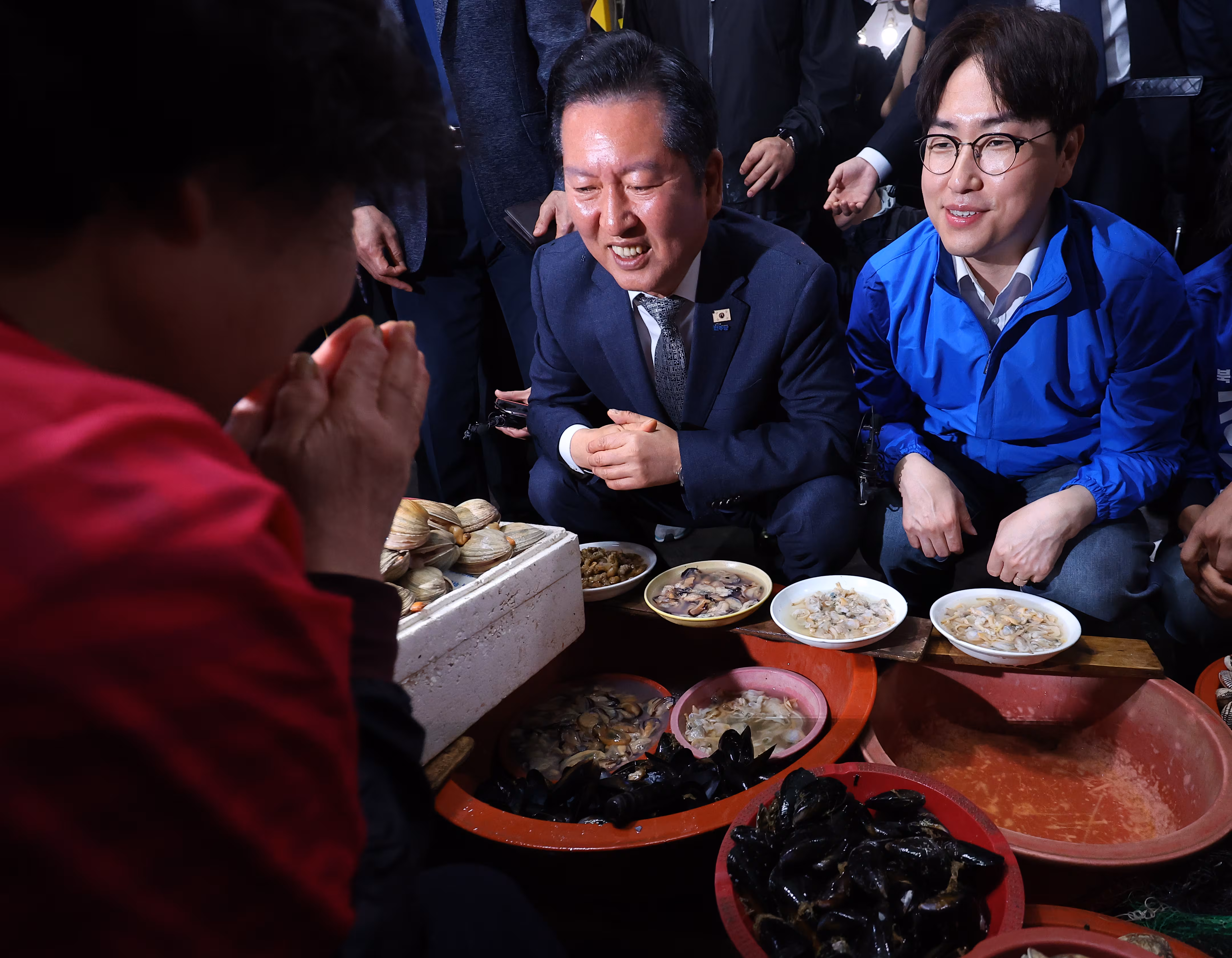 지난 3일 오후 부산 북구 구포시장에서 더불어민주당 정청래 대표와 북갑 국회의원 보궐선거 출마를 공식화한 하정우 전 청와대 AI 미래기획수석이 상인들과 대화를 나누고 있다./연합뉴스
