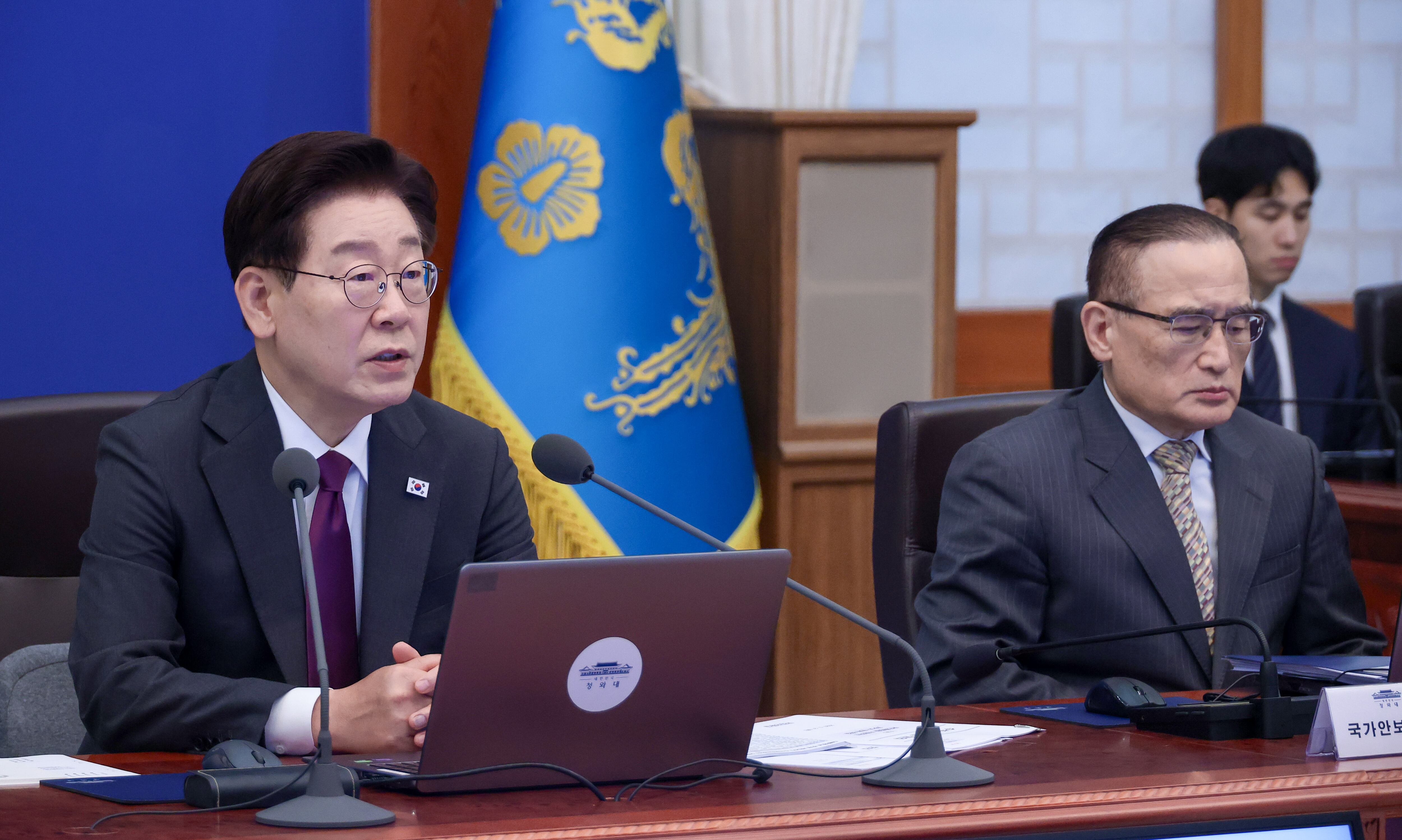 이재명 대통령이 21일 청와대에서 열린 수석보좌관회의에서 발언하고 있다. 오른쪽은 위성락 국가안보실장. /연합뉴스