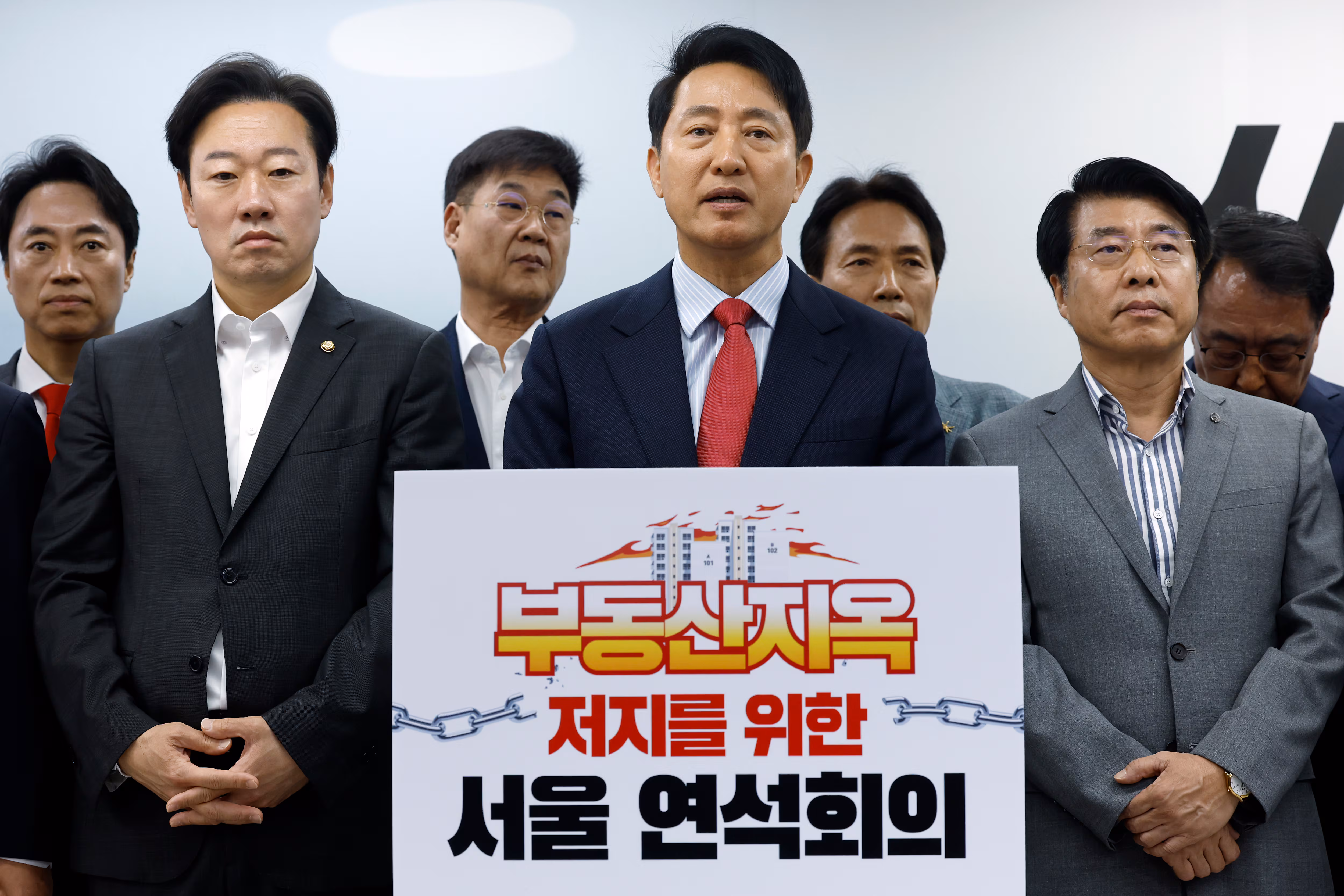 오세훈 국민의힘 서울시장 후보가 9일 오전 서울시 종로구 선거 캠프에서 부동산지옥 저지를 위한 서울 연석회의에서 모두 발언을 하고 있다./뉴스1