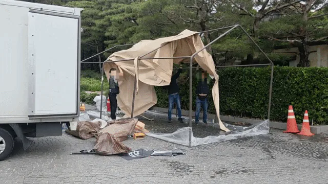 전국삼성전자노동조합(전삼노) 조합원 등이 21일 서울 용산구 이재용 삼성전자 회장 자택 앞 천막 농성장을 철거하고 있다. /강정아 기자