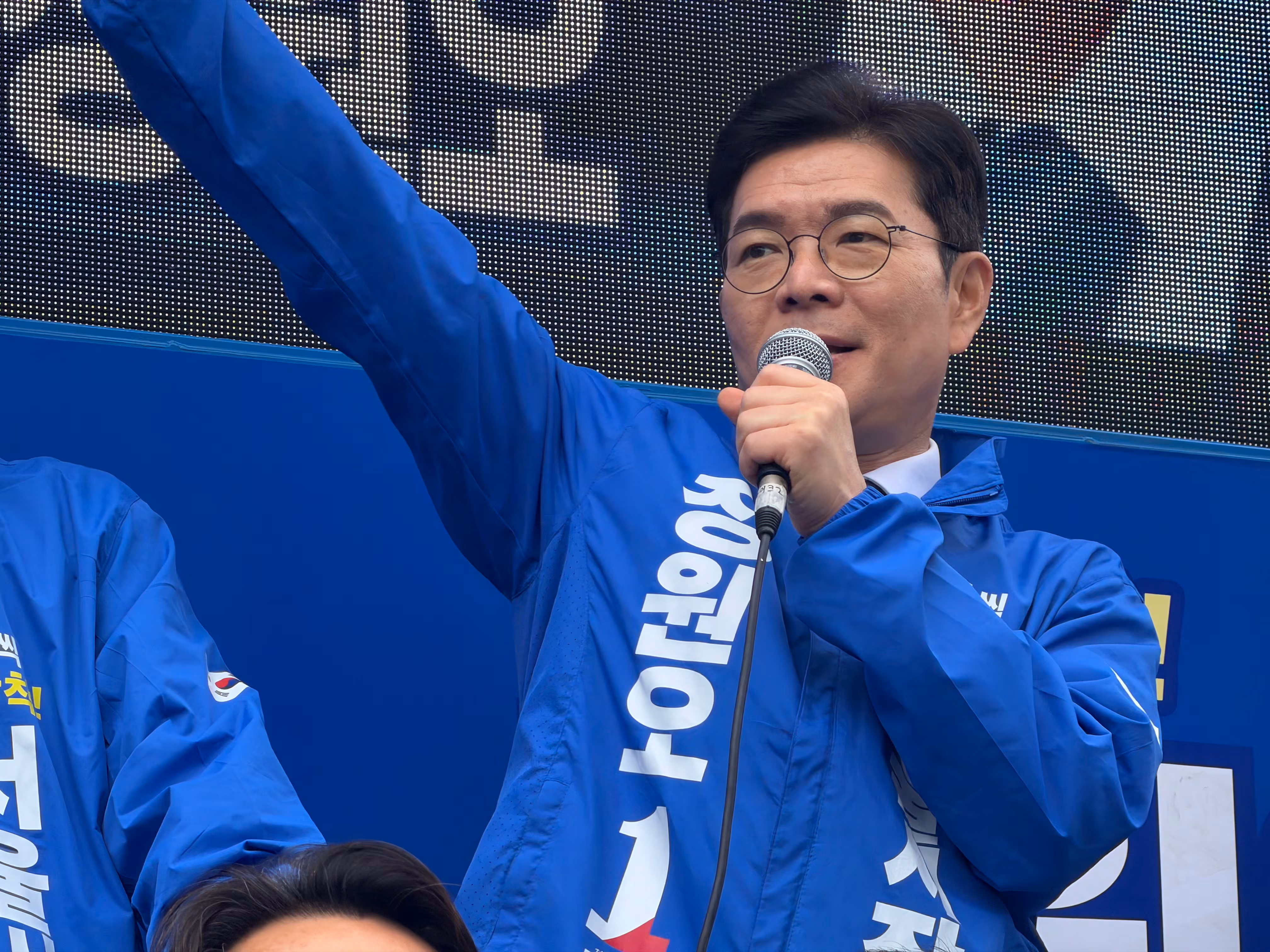 정원오 더불어민주당 서울시장 후보가 은평구 연신내역에서 유세를 하고 있다./이건 기자