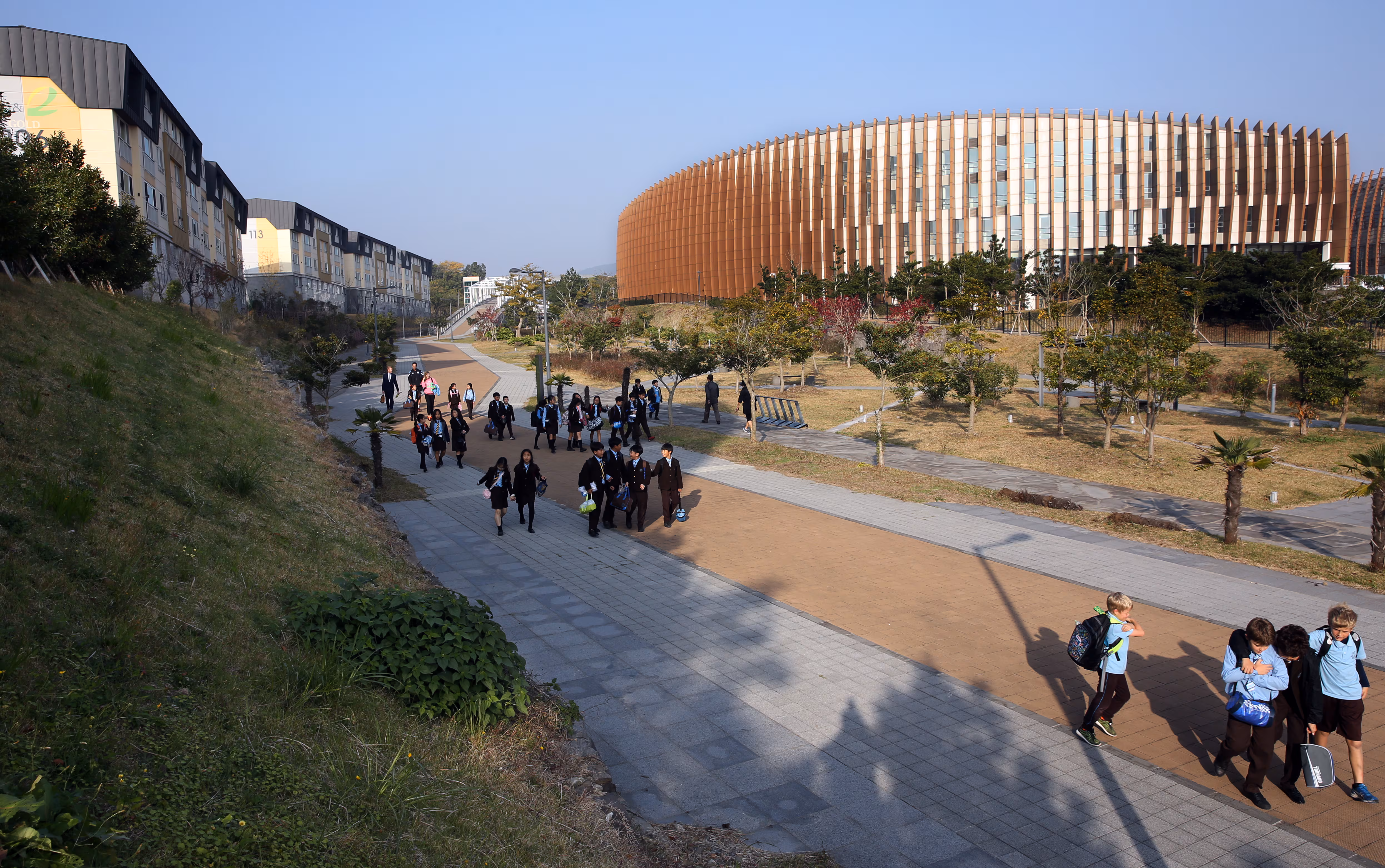 제주도 서귀포시 대정읍에 있는 제주 영어교육도시의 한 국제학교에서 학생과 교사들이 이동하고 있다. /조선DB