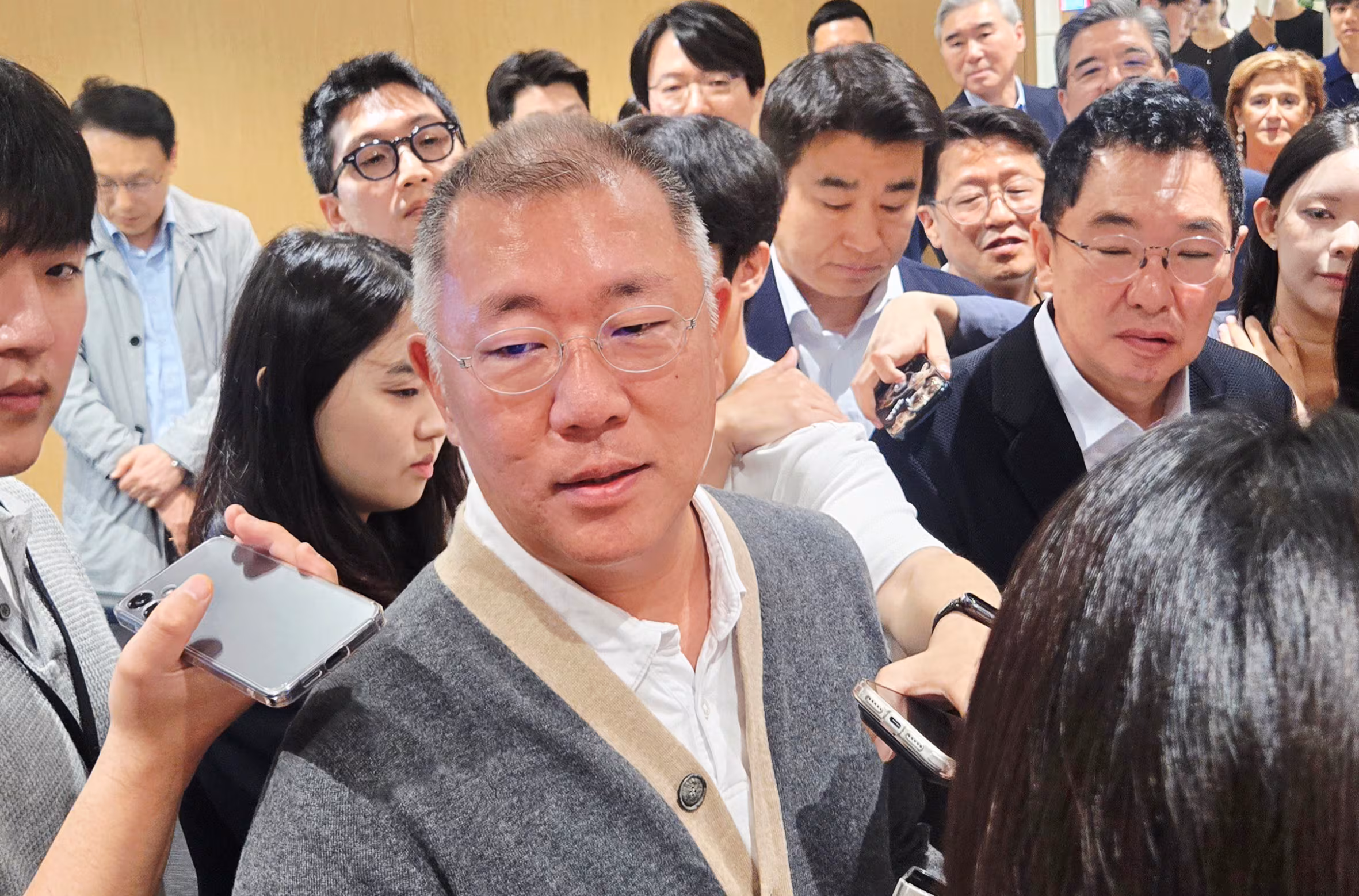 정의선 현대차그룹 회장이 14일 서울 서초구 현대자동차그룹 양재 사옥에서 기자들과 만나 질의응답을 하고 있다. /뉴스1