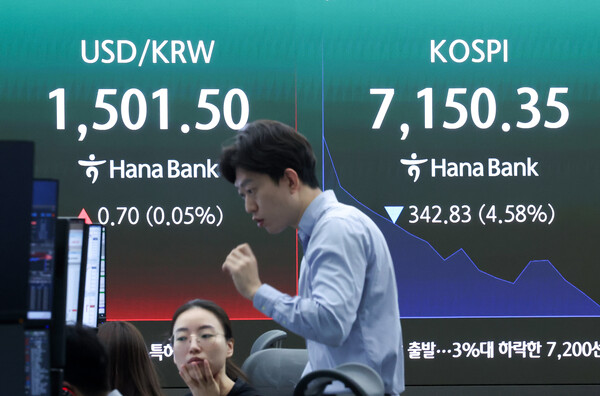 18일 오전 서울 중구 하나은행 본점 딜링룸 전광판에 코스피 지수 등이 표시되고 있다. / 뉴스1