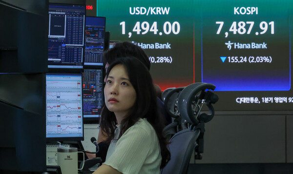 코스피가 장 초반 7500선 아래로 밀린 13일 서울 중구 하나은행 딜링룸 전광판에 코스피 지수, 원·달러 환율이 표시돼 있다. 이날 코스피는 전 거래일 대비 129.50포인트 하락한 7513.65로 출발했다. /뉴스1