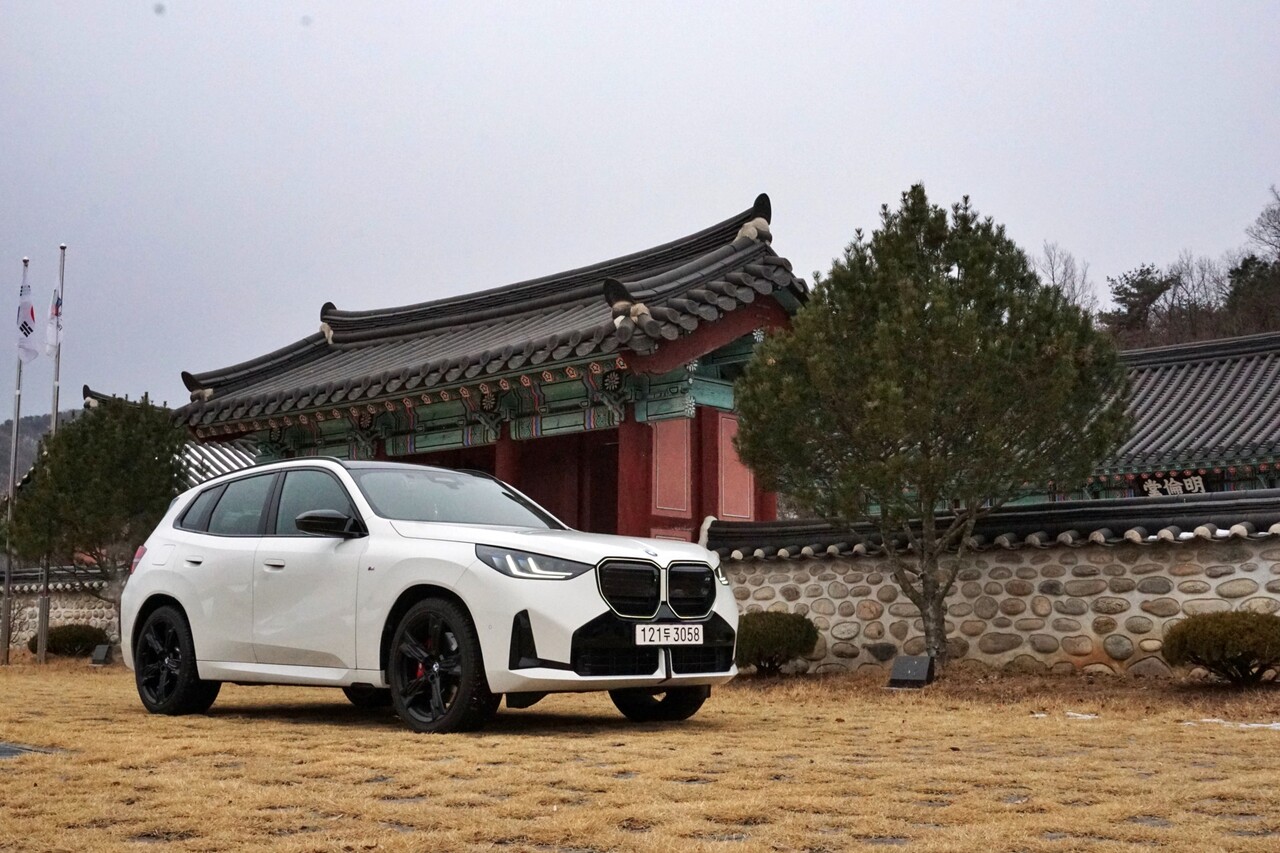 BMW X3 M50 xDrive의 외관은 M 퍼포먼스 전용 파츠를 적용해 일반 X3와 차별화했다. 이전 세대보다 면을 강조한 디자인과 M 퍼포먼스 전용 요소가 더해지면서 시각적 만족도를 높였다. / 허인학 기자