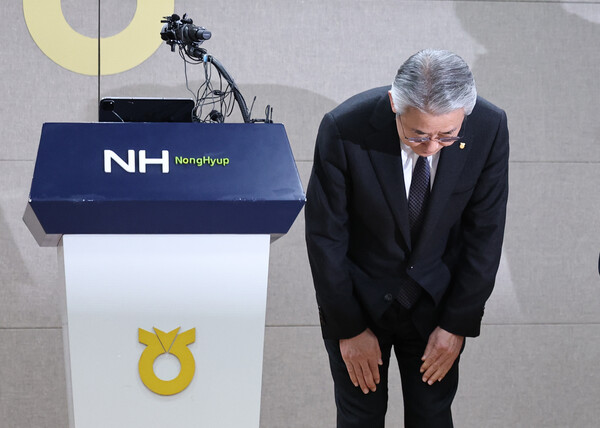 강호동 농협중앙회장이 13일 오전 서울 중구 농협중앙회 본관에서 농림축산식품부가 지난 8일 발표한 농협중앙회에 대한 특별감사 중간 결과와 관련해 대국민 사과 인사를 하고 있다./뉴스1