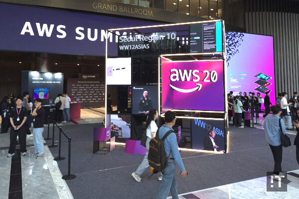 이번 ‘AWS 서밋 서울 2026’에 등장한 AWS 20주년, 한국 리전 10주년 기념 부스 / 권용만 기자