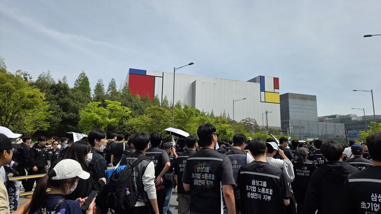 4월 23일 경기 평택시 고덕동 삼성전자 평택캠퍼스에서 열린 삼성전자 노동조합 공동투쟁본부 '4·23 투쟁 결의대회'에서 조합원들이 집회 장소로 걸어가고 있다. / 이광영 기자