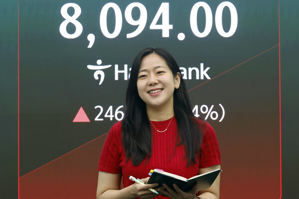 26일 서울 중구 하나은행 본점 딜링룸 전광판에 코스피 등 시황이 표시되고 있다. / 뉴스1