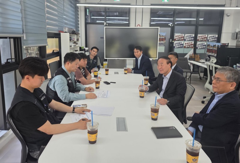 전영현 DS부문장(오른쪽 가운데)과 최승호 초기업노동조합 삼성전자지부 위원장(왼쪽 가운데)이 15일 오후 평택캠퍼스에서 만나 의견을 나누고 있다. / 초기업노조