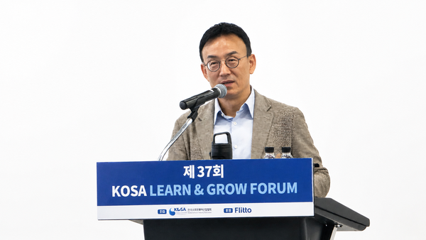최인철 서울대 심리학과 교수가 KOSA가 개최한 37회 런앤그로우 포럼에서 강연하고 있다. / 이윤정 기자