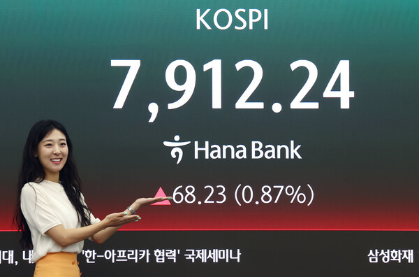 14일 오전 서울 중구 하나은행 본점 딜링룸 전광판에 코스피 지수 등이 나오고 있다.  / 뉴스1