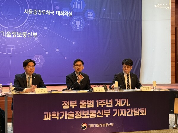 왼쪽부터 구혁채 과학기술정보통신부 제1차관, 배경훈 부총리 겸 과학기술정보통신부 장관, 박인규 과학기술정보통신부 과학기술혁신본부장이 질의응답을 하고 있다. / IT조선