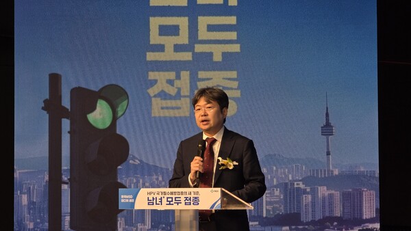 김동현 인하대병원 소아청소년과 교수는 20일 서울 성암아트홀에서 열리 HPV 국가필수예방접종(NIP) 미디어 세션에서 남자 청소년 예방 접종 의의에 대해 설명하고 있다. / 김동명 기자