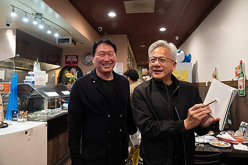 최태원 SK그룹 회장과 젠슨 황 엔비디아 최고경영자. / 뉴스1