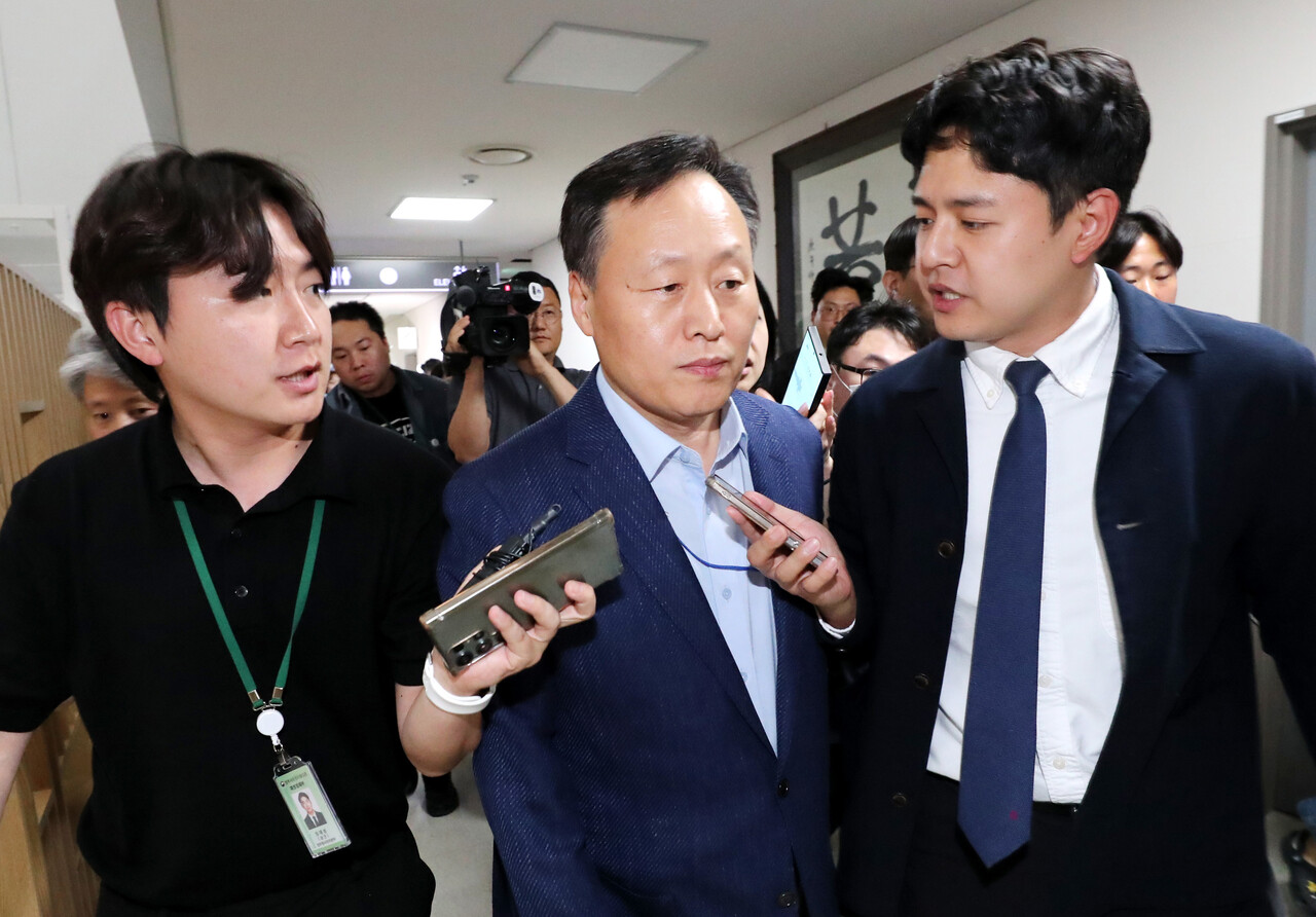 삼성전자 사측 대표교섭위원인 여명구 DS피플팀장이 18일 정부세종청사 중앙노동위원회에서 열린 2차 사후조정 첫날 회의를 마친 뒤 협상장을 떠나며 취재진의 질문을 받고 있다. / 뉴스1
