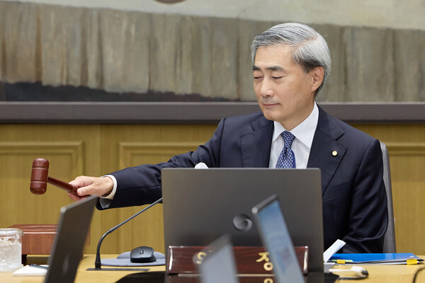 신현송 한국은행 총재가 28일 한은 금융통화위원회에서 의사봉을 두드리고 있다/한국은행